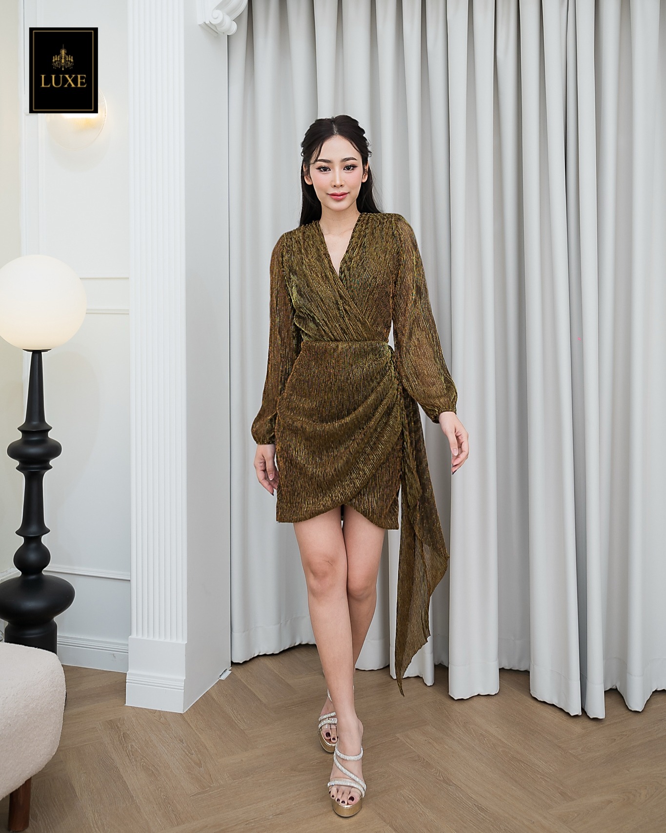 Label : LUXE เดรสเสื้อแขนยาวเสริมไหล่ คอป้ายจับเดรป กระโปรงป้ายทรงสอบจับเดรป ดีเทลมีระบายด้านข้าง ทำจากผ้าราเม่อัดพลีทสีเม็ททัลลิค ผ้านุ่มยืดหยุ่นใส่สบาย เล่นแสงสวย มีซิปซ่อนและซับในอย่างดีค่ะ