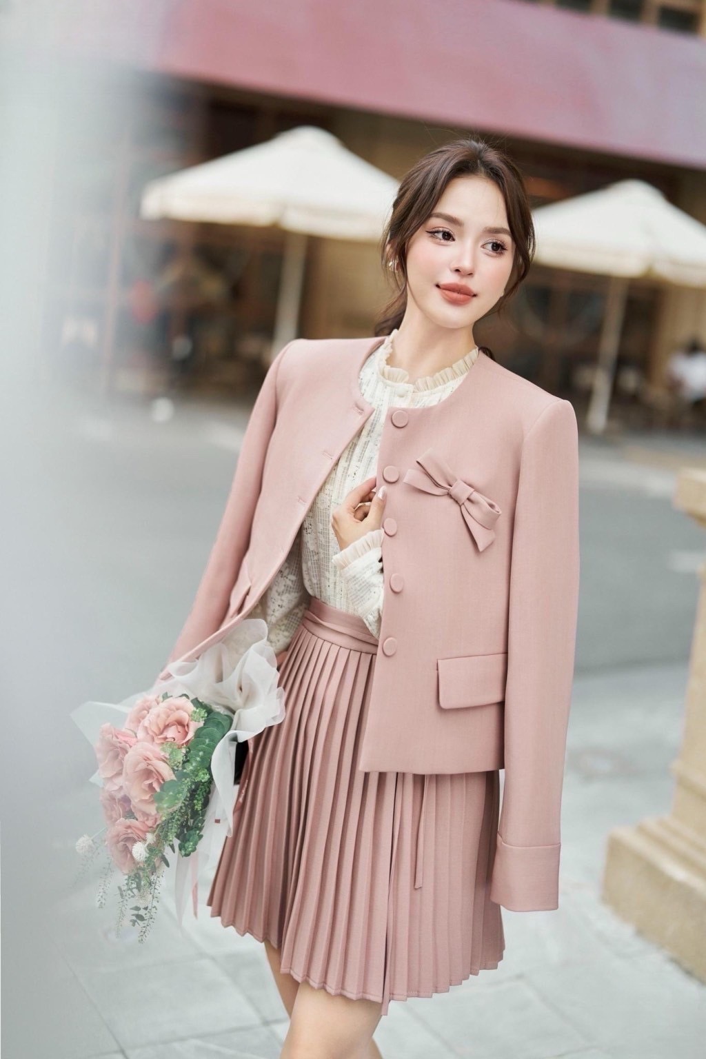 Set 3 ชิ้น สีชมพูเสื้อลูกไม้ฉลุสีครีมแขนยาวด้านหน้ามีกระดุมใช้งานได้จริงและจับจีบที่ตัวเสื้อดีเทลสวย มาคู่กับเสื้อคลุมแขนยาวอกเย็บติดโบว์น่ารัก มีกระดุมหน้าและมีกระเป๋าล้วงได้เก๋ๆ มาพร้อมกับกระโปรงสั้น ซิปด้านข้างดีเทลจับจีบรอบตัว มีสายผูกเอวน่ารัก เนื้อผ