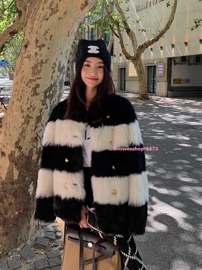 Fur Coat โค้ทขนมิ้งขนยาวพร้อมซับในหนาแต่งสีดำตัดขาวคอกลมทรงโอเวอร์ไซส์ ใส่กันหนาว กันลมได้ดี กันหนาวติดลบได้ถึง ลบ 10 องศา