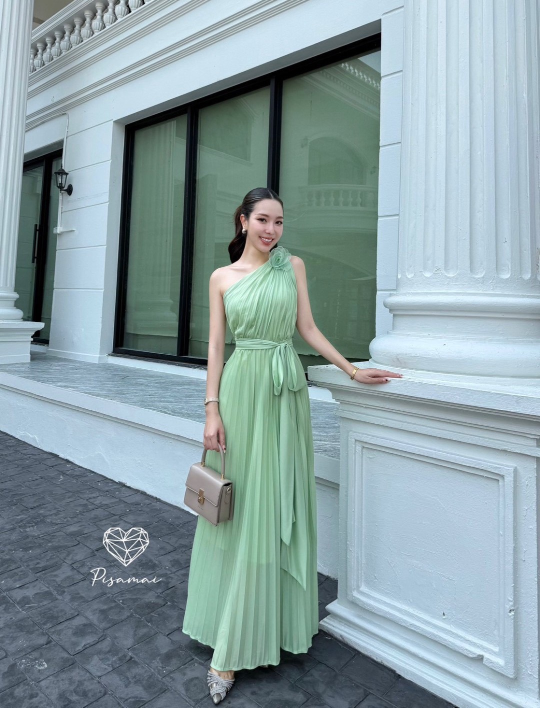 เดรสไหล่เดียวพลีตสีเขียวตัวยาวใช้ผ้าเยอะมาก มาพร้อมเชือกเข้าเซ็ต ใส่สวยมากกกก ราคานี้มือต้องไวเลยค่า รุ่นนี้ใส่สวย เนื้อผ้าดีมากกกกกกก ห้ามพลาดเลยค่า