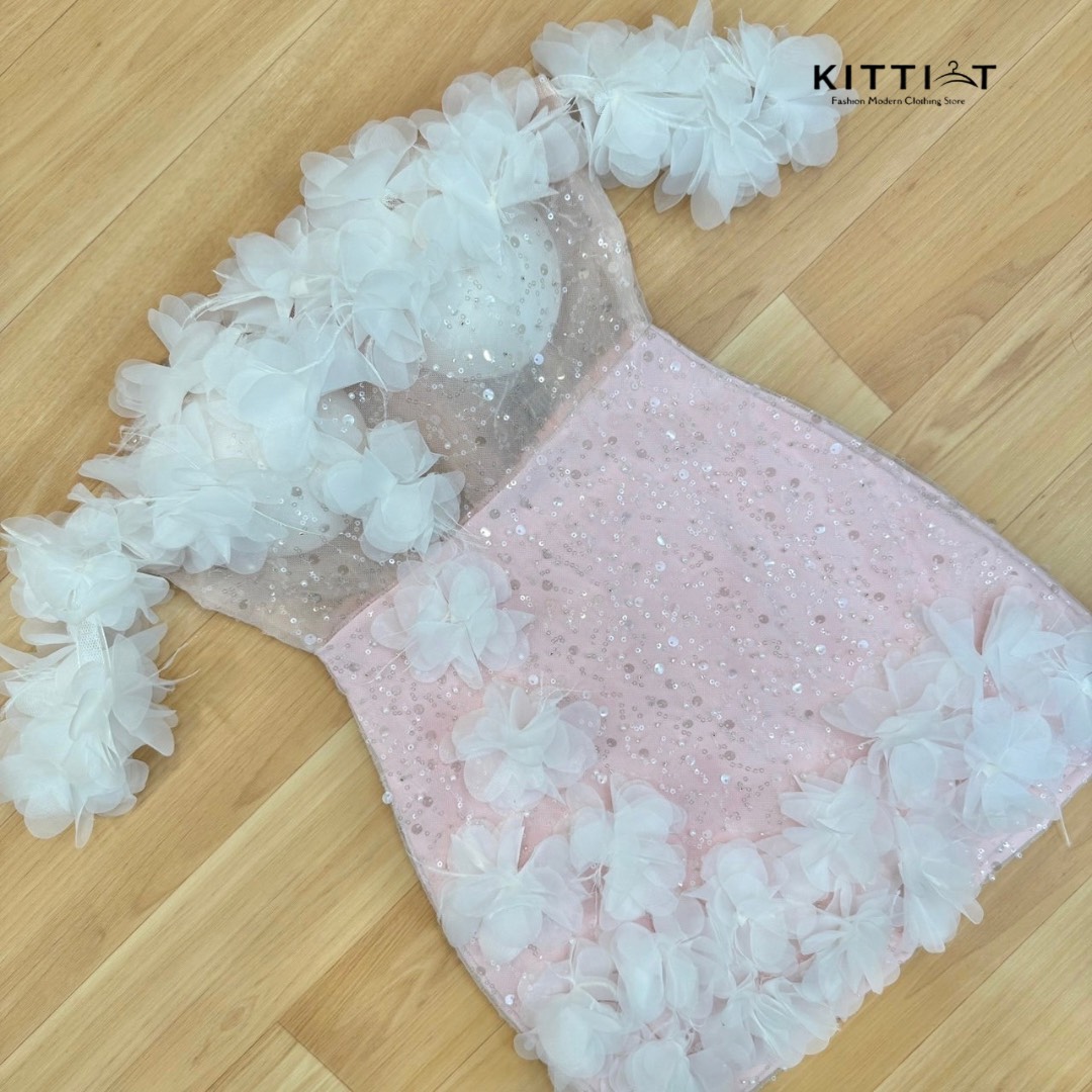 Dress เกาะอก สาย luxury ห้ามพลาดคลอนี้ สีใหม่ล่าสุด โดดเด่นด้วยเนื้อผ้า ผ้ากลิตเตอร์ ทั้งตัวตกแต่งด้วยดอกไม้ผ้าชีฟอง มีฟองน้ำเสริมหน้าอก ซิบหลีง มีแขนข้างเป็นดอกไม้สีขาว รุ่นนี้ใครพลาด เสียใจแน่เลย