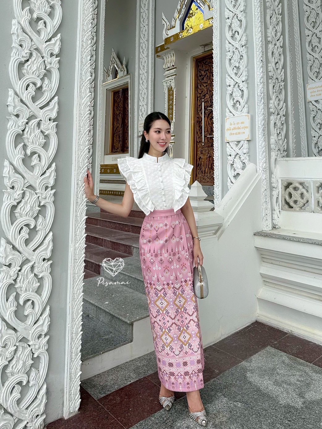 เซ็ตเสื้อแขนสั้นสีขาวตรงตั้งแต่งลูกไม้ฉลุชุดไทย มาคู่กับกระโปรงผ้าถุงสีครีมลายนก เรียบ หรู ดูแพง ใส่vacayถ่ายรูปกับแก๊งค์เพื่อนๆไม่มีผิดหวังเลยค่า ห้ามพลาดเลยน้าตัวนี้
