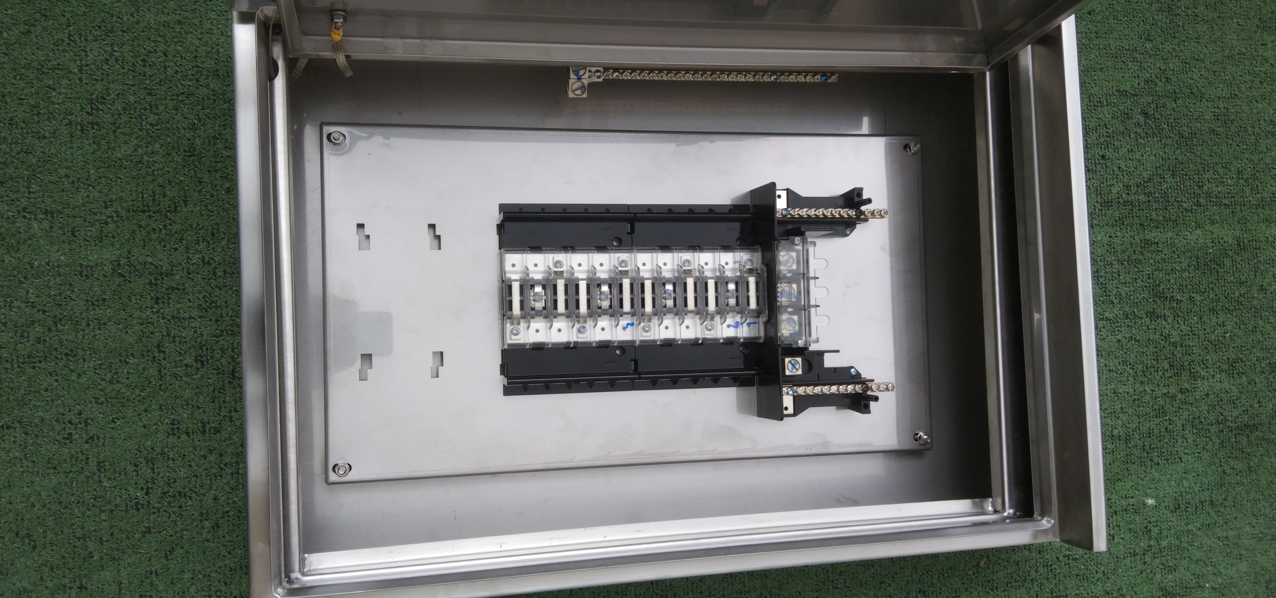 Main LUG 100A ตู้สแตนเลส 304 มีหลังคาสโลป W450xH650xD152mm. (24ช่อง)