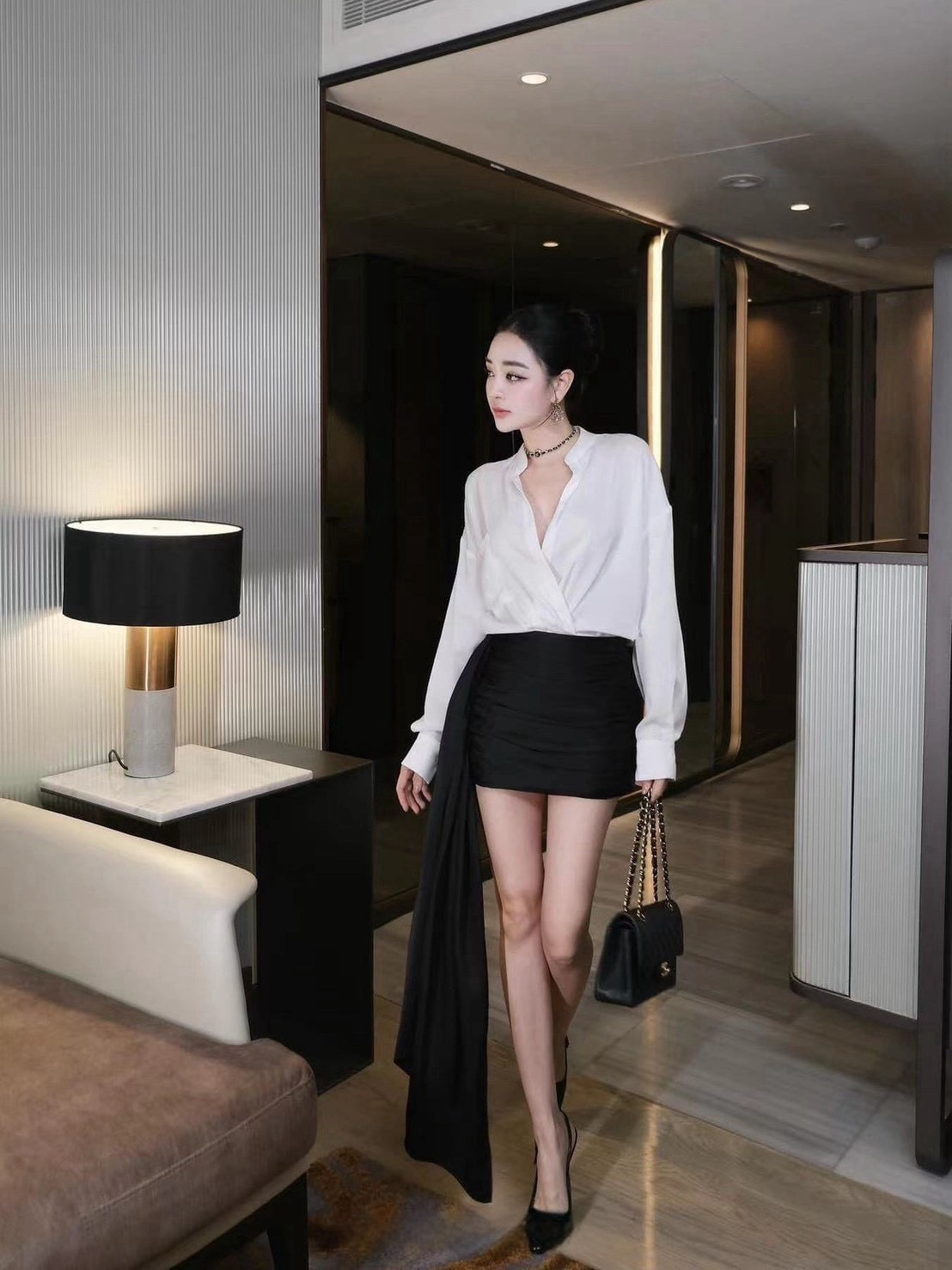 เซ็ตเสื้อเชิ้ตคอวีแขนยาวสีขาว มาคู่กับกระโปรงทรงสอบเข้ารูปตัวหนอนสีดำห้อยชายยาวหางปลา ดีเท็ลรุ่นนี้ใส่สวย