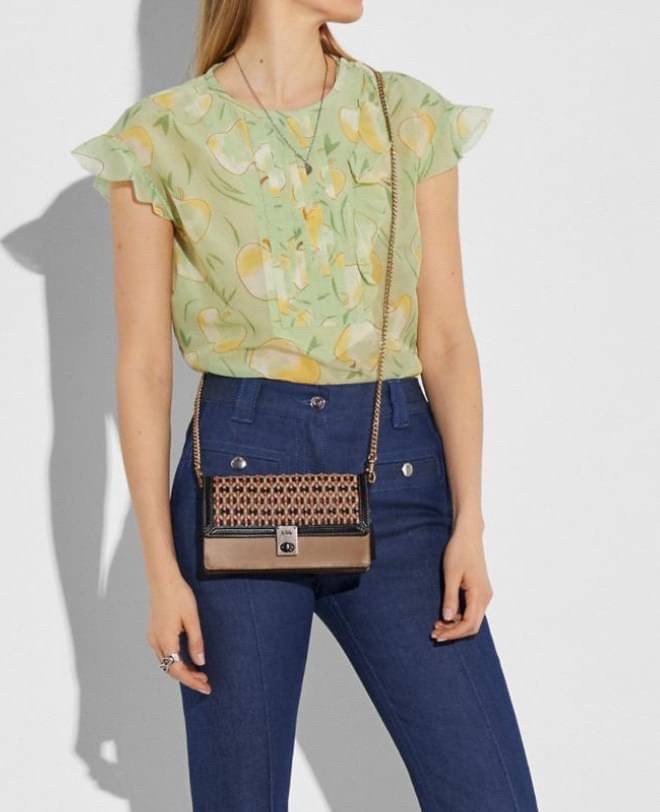 กระเป๋าสะพายไฮโซแบรนด์เนมโค้ชสีดำเบจลายสานหนังแท้ Coach Hutton Clutch With Weaving ((3656//802))