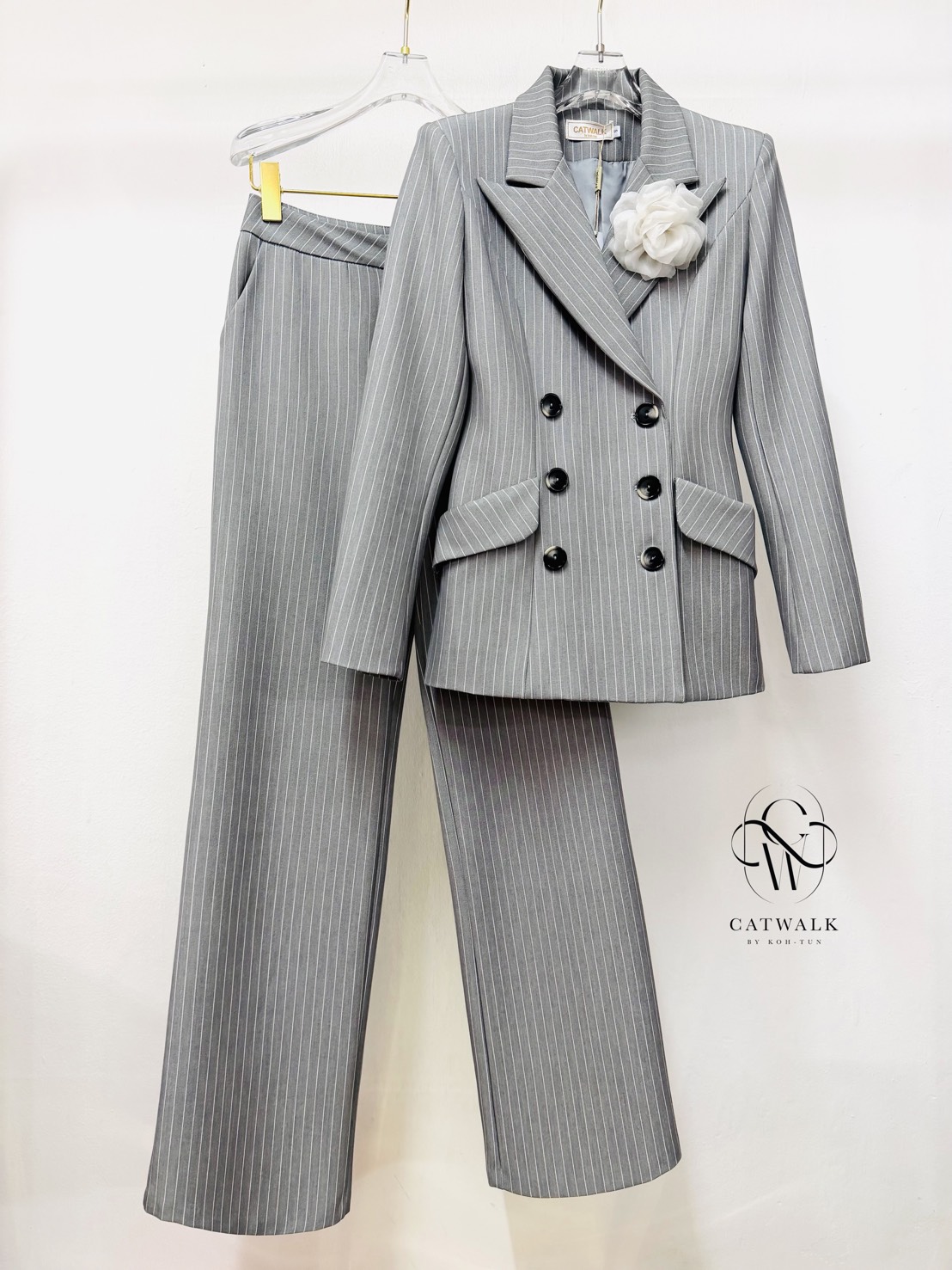 เซตสูทลายทาง+เข็มกลัดดอกไม้+กางเกงขายาวทรงสวย เนื้อผ้าเกรดเอ ทอลายในตัว ตัวสูทเป็นทรงเข้ารูป แต่งกระดุมด้านหน้า 6 เม็ด มีกระเป๋า 2 ข้างใช้งานได้จริง มีเข็มกลัดดอกไม้ สีดอกไม้จะเป็นสีตามลายเส้นของตัวชุด มาคู่กับกางเกงขายาวทรงสวย ใช้ผ้าเนื้อเดียวกับตัวสูท เ