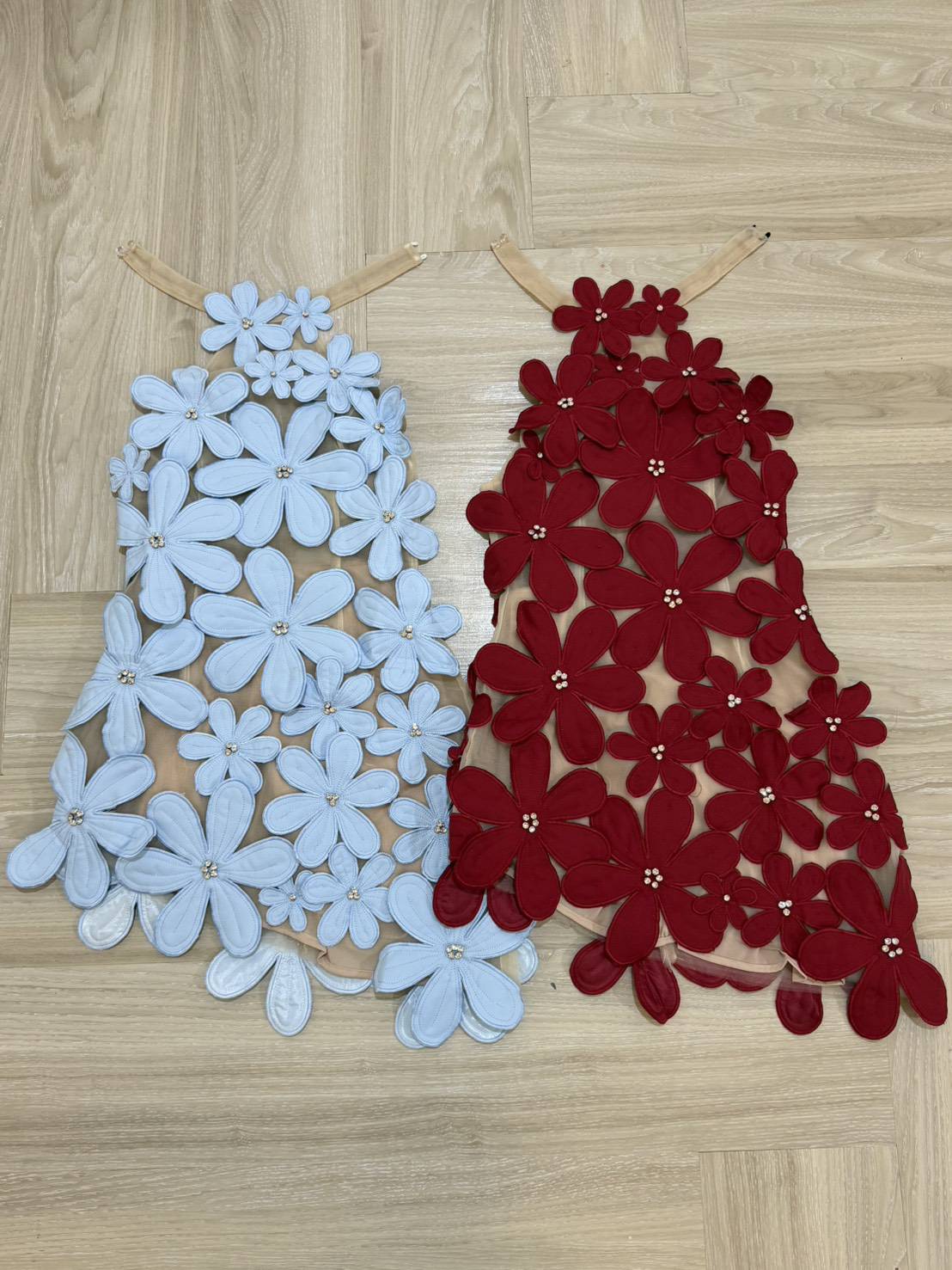 เดรสสั้นดีไซน์สุดโดดเด่นด้วยลายดอกไม้สามมิติทั้งตัว แต่งดอกไม้นูนขนาดเล็ก-ใหญ่ไล่ระดับจากช่วงคอลงมาถึงชายกระโปรง เพิ่มลูกเล่นด้วยการฝังคริสตัลเล็กกลางดอกช่วยสะท้อนแสงอย่างหรูหรา ดีไซน์ชายเดรสเฉียงดูชิคเปรี้ยวมาก ให้ลุคหวานปนเซ็กซี่อย่างลงตัว เ