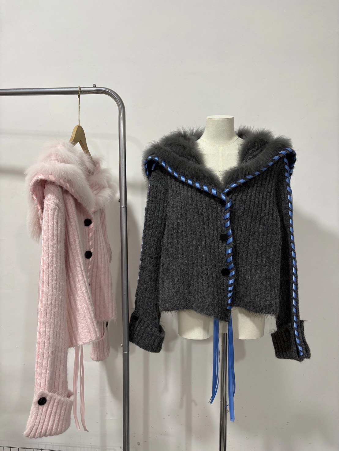 เสื้อคลุมทรงOversized น่ารักมากค่ะตัวนี้ ดีเทลตกแต่งริบบิ้น คอปกขนเฟอร์ งานสไตล์เกาหลี