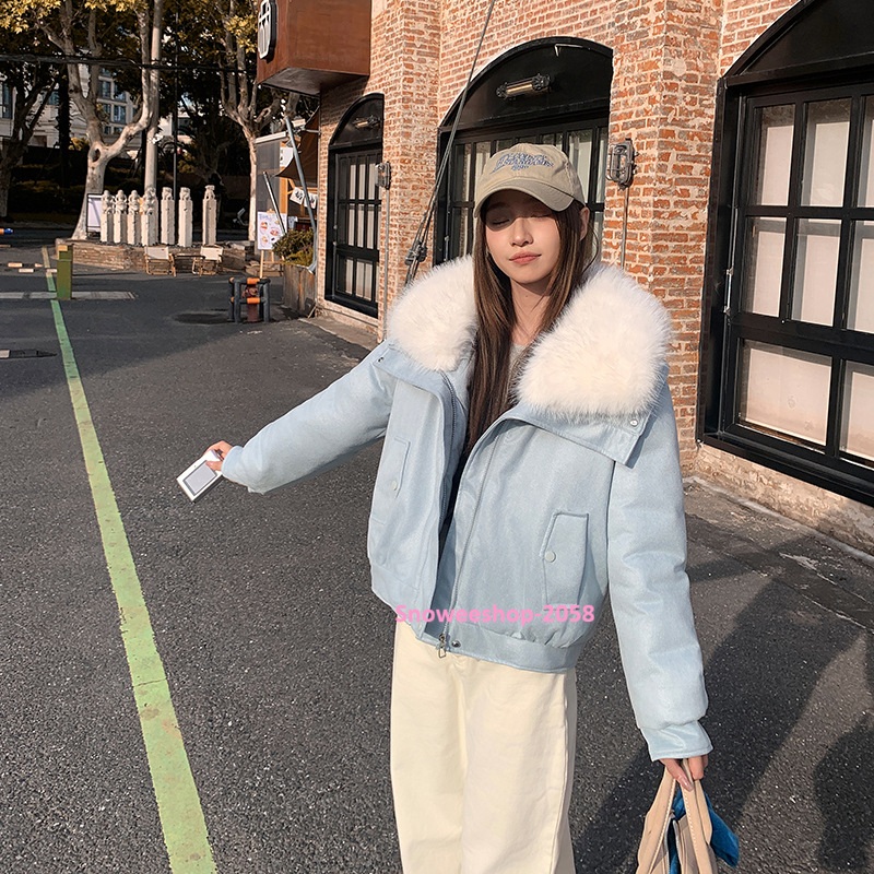 แค่ใส่ก็ได้ลุค “Luxury Winter Girl” แจ็คเก็ตดาวน์ปกขนเฟอร์ ทรงโอเวอร์ไซส์สุดเก๋ กันหนาวติดลบได้จริง ใส่ถ่ายรูปก็สวยปัง! มี 6 สี เลือกแมทช์ได้ทุกสไตล์