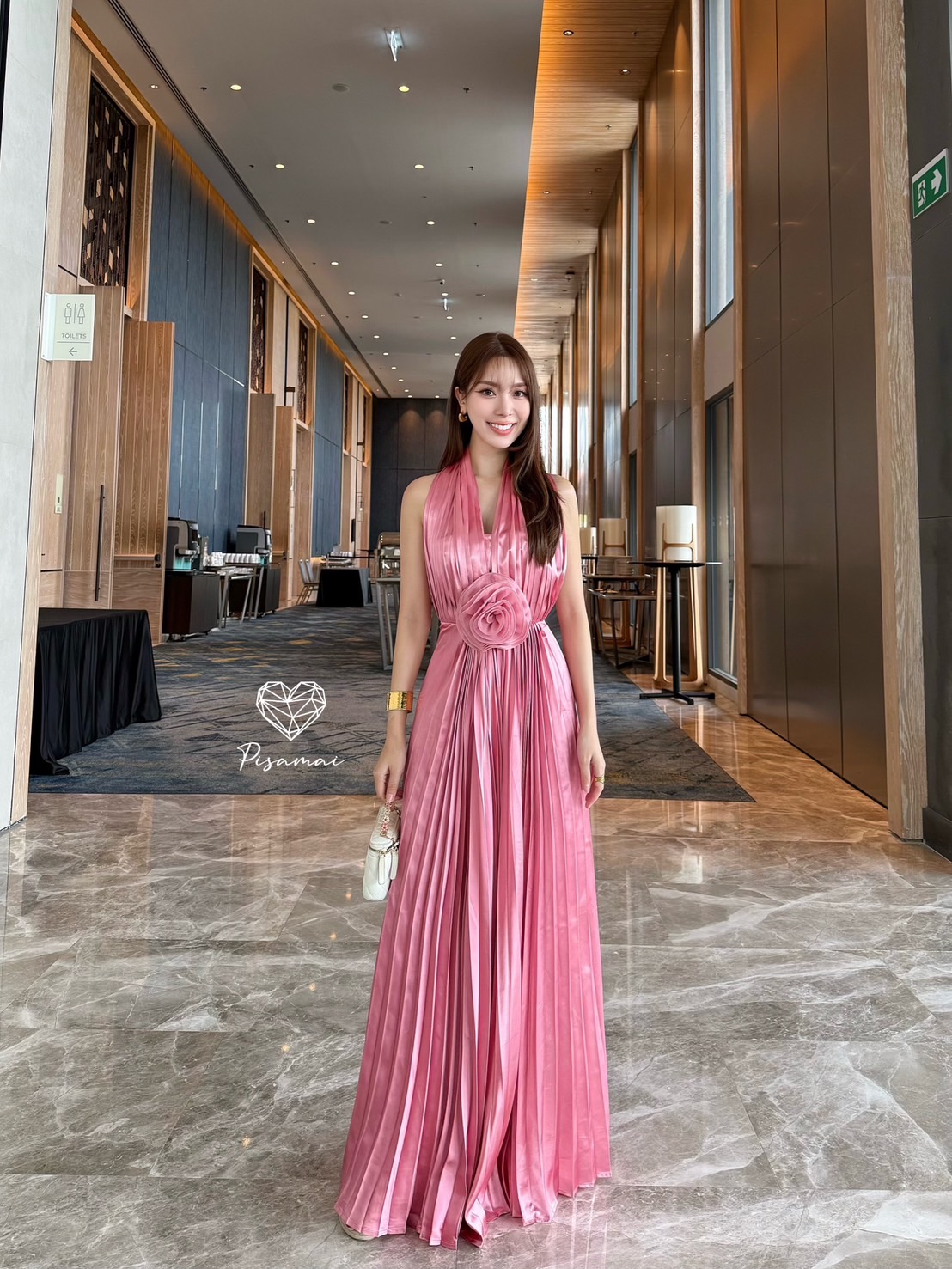 เดรสคล้องคอพลีตตัวยาวมาคู่ติดกับดอกไม้ใหญ่ทรงสวย หรู ดูแพง ใส่ไปงานแต่งแบบเฟียสๆ แกรมๆ ได้ไม่ซ้ำใคร#pisamaibrand #งานป้ายพิศมัย #งานตามหา #ชุดไปงาน #ชุดไปงานแต่ง #ชุดเพื่อนเจ้าสาว #ชุดเพื่อนเจ้าสาวราคาถูก