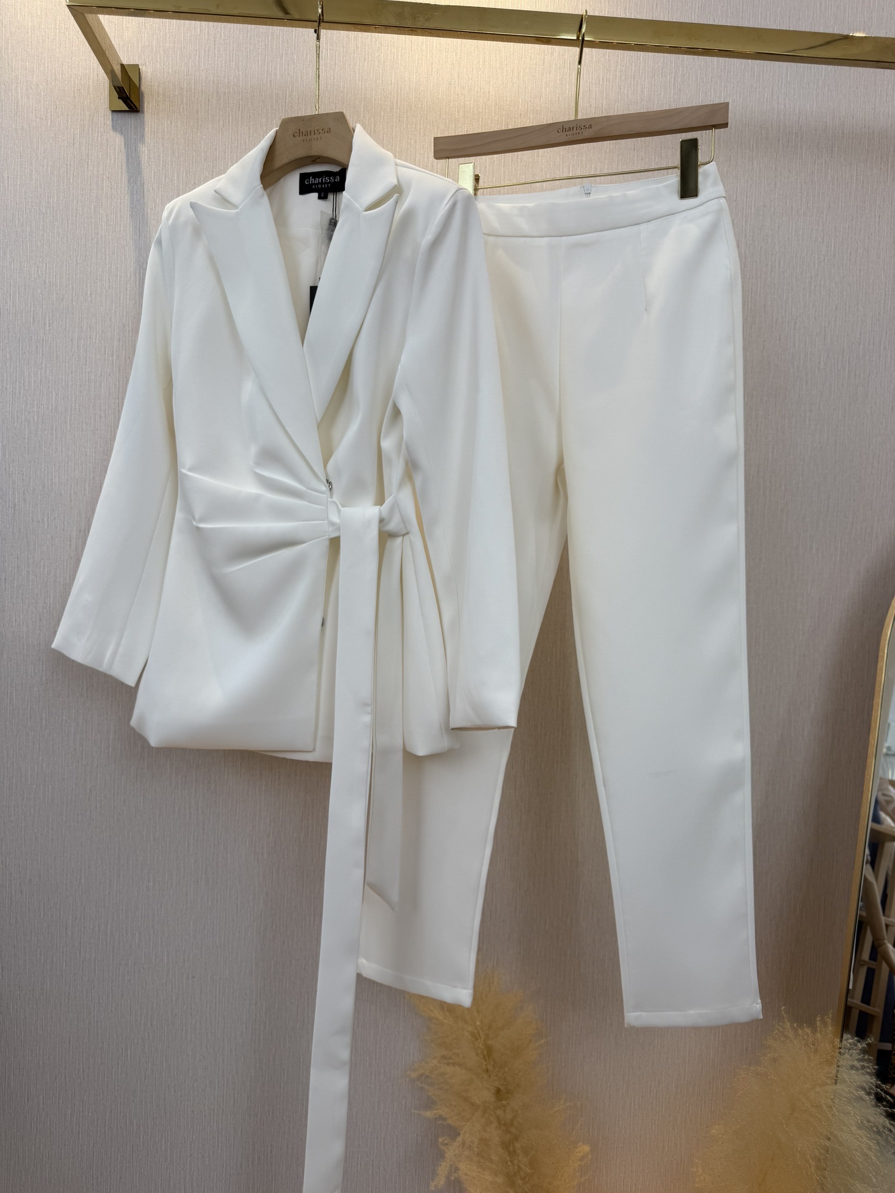 Set suit 2 ชิ้น เสื้อสูททรงทันสมัยออกออกแบบให้มีทรงยาวเข้ารูป แต่งจับจีบเพื่อให้ดูผอมเพรียม ด้านในเสื้อติดแป๊ก2 เม็ด มีเสริมบ่าบางๆเพื่อให้เป็นทรงสวย มาพร้อมกับสายผูกเอวเย็บติดด้านหน้า ปลายแขนด้านหลังแต่งกระดุมสีทอง 2 เม็ด ส่วนกางเกงเป็นทรง9 ส่วนซิปหลังกร