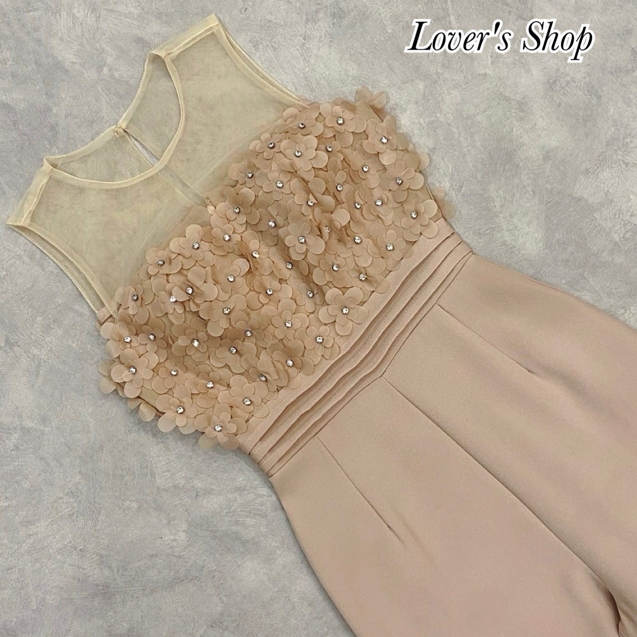 Teg : Lover’s Shop Detail : จั้มสูทกางเกงขายาว ยกดอกไม้มาให้ทั้งทุ้งเลยค้า เป็นจั้มสูทที่ได้ทั้งลุคหวานและเปรี้ยวลงตัวสุดๆ ดีเทลช่วงอกแต่งดอกไม้3D แต่งด้วยเกสรเพชร เป็นงานเย็บนะคะ ไม่หลุดง่าย ช่วงบ่าใช้ผ้ามุ้งซีทรู เวลาใส่คล้ายเกาะอก เอวตีเกล็ดมาให้ ทรงกา