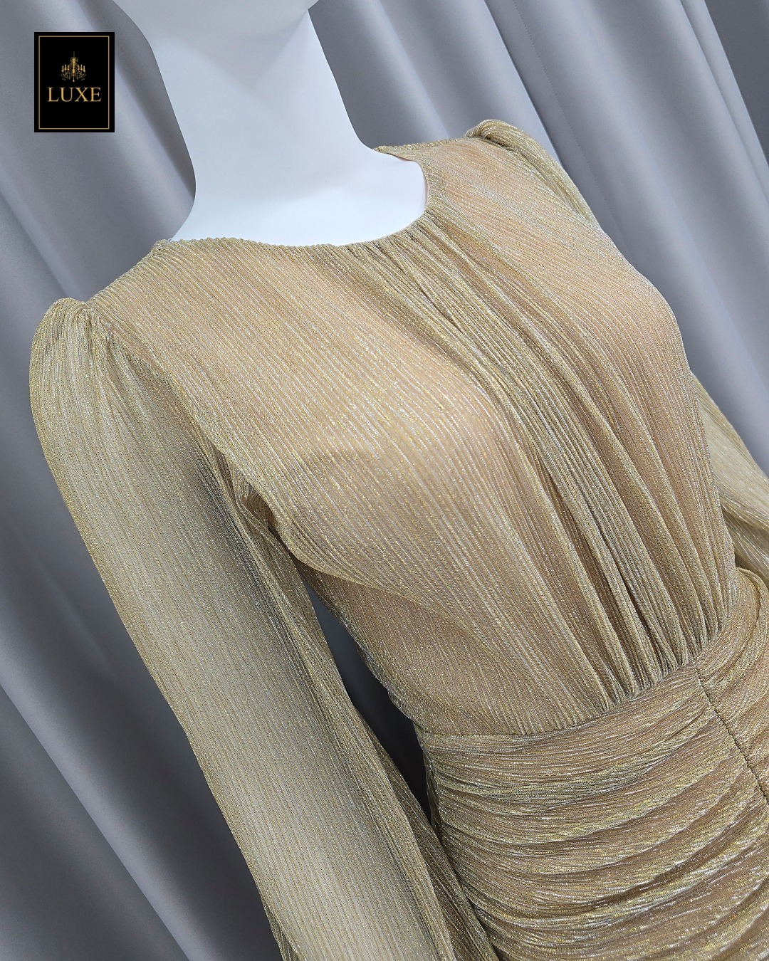 Label : LUXE ☑️เดรสเสื้อคอกลมแขนยาว กระโปรงทรงเข้ารูปจับเดรปตรงกลาง ต่อชายระบาย ☑️ทำจากผ้าราเม่อัดพลีทผสมดิ้นเมทัลลิค ผ้านุ่มยืดหยุ่น ☑️มีซิปซ่อนและซับในเต็มตัว