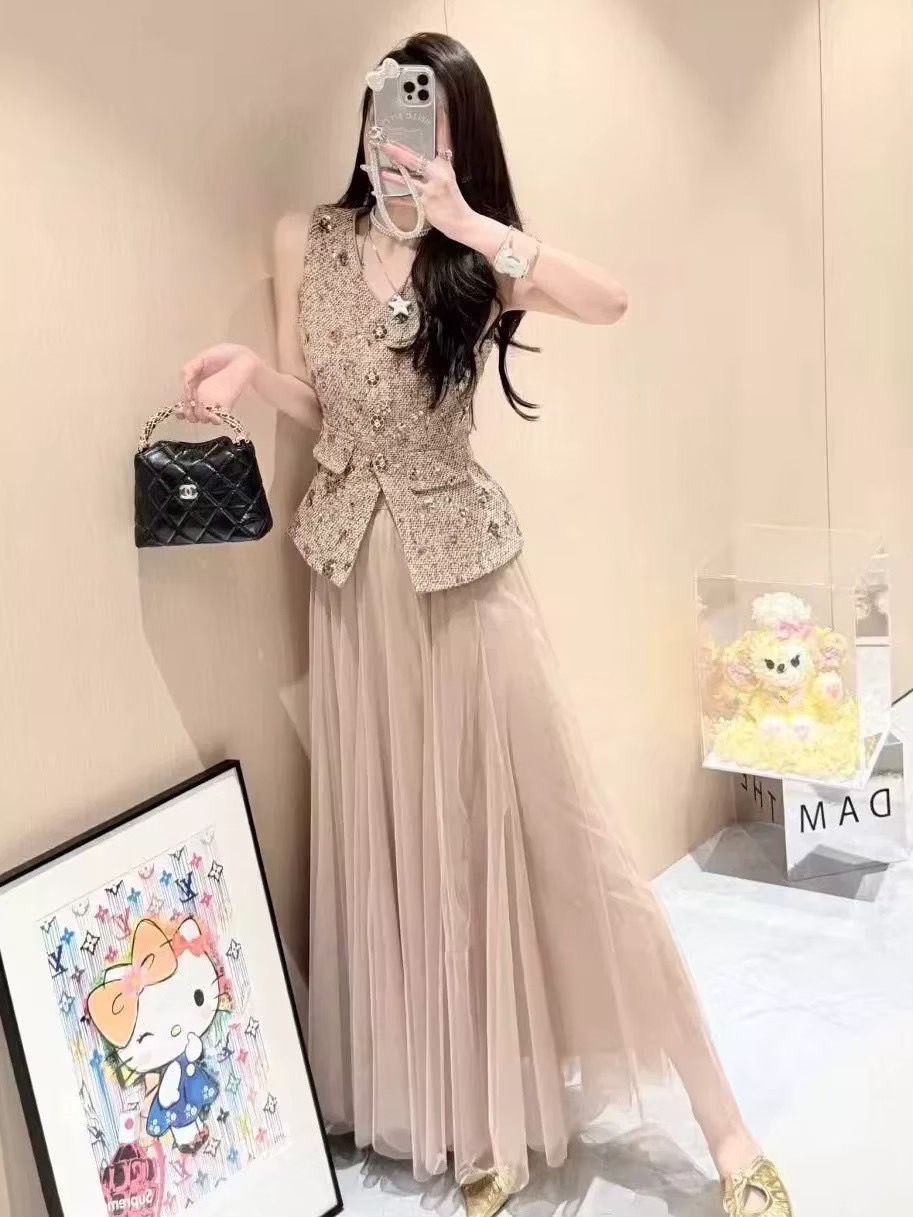 Label :: RAMI-PAPHA(รมิปภา) เสื้อเนื้อผ้าทวีตสีสวยหรูโดดเด่น ดีเทลคือสวยผู้ดีมากแม่ กระดุมสวยหรูโดดเด่น ใช้งานได้จริง ซับในอย่างดีทั้งตัว(กระเป๋าแต่งเพื่อสวยงาม) +++มาพร้อมกระโปรงยาวผ้ามุ้งซ้อนหล่ยชั้น สวยฟุ้งฟูๆอลังกาลมากแม่ ซับในหนาอย่างดี ซิปข้างขวามือ