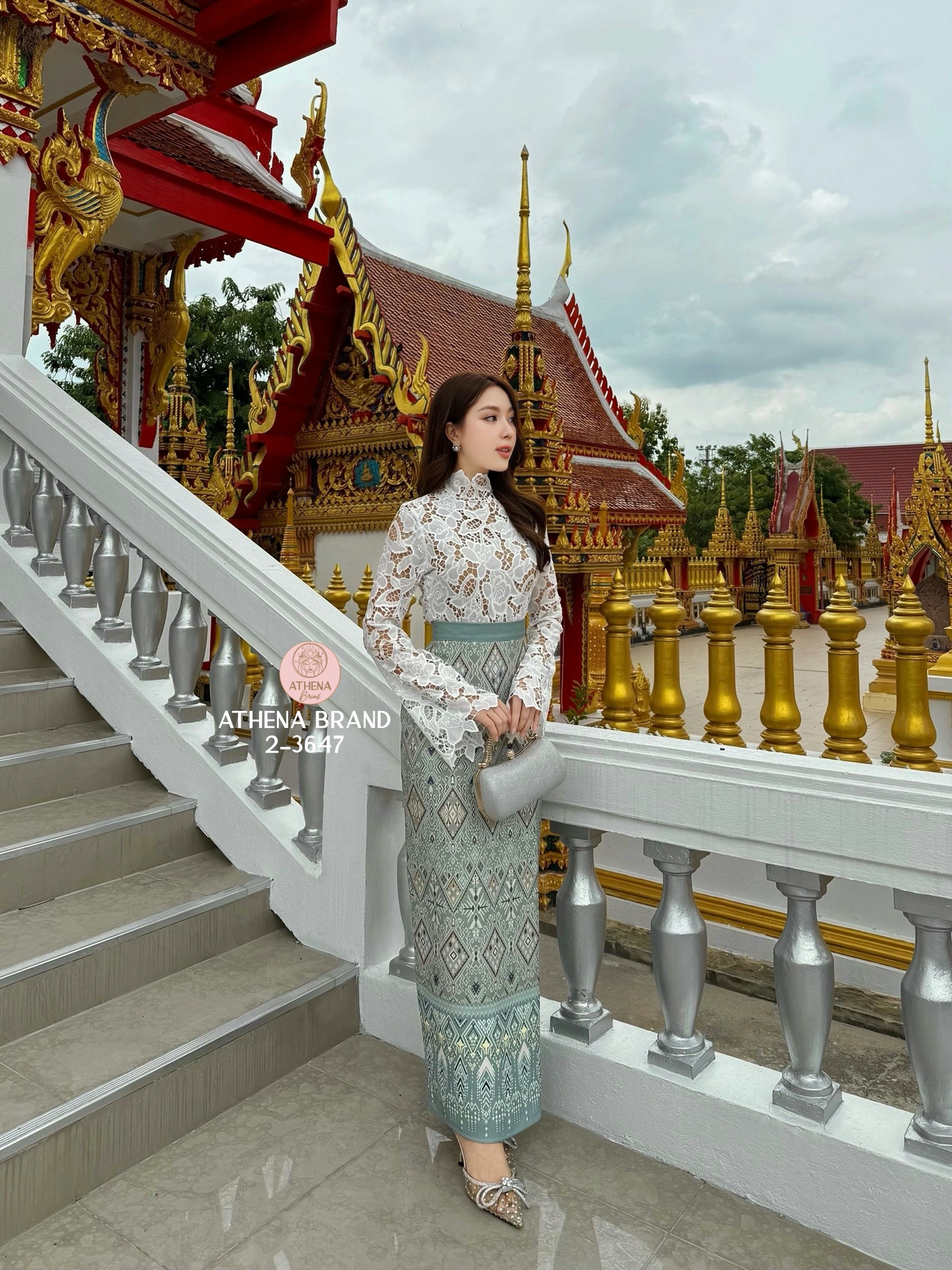 Tag 🔖 :Athena (อธีน่า) Brand Detail :: เสื้อ+กระโปรง เสื้อลูกไม้แขนยาวดีไซน์สวยหรูหราโดดเด่น มาพร้อมซับใน สวมใส่แบบซิปด้านหลัง แมตช์มาคู่กับกระโปรงพิมพ์ลายป้ายทบคล้ายงานผ้าซิ่นป้ายสำเร็จทรงเข้ารูป
