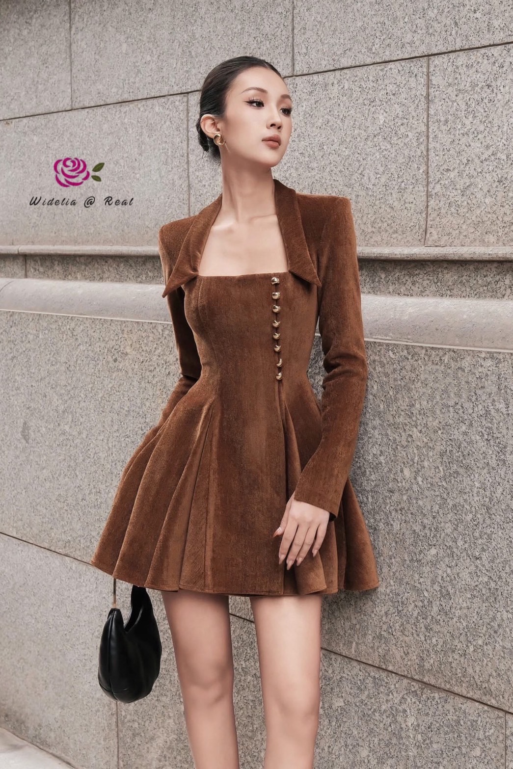 Dress เดรสตัวสั้นสวยเนี๊ยบเนื้อผ้ากำมะหยี่อย่างดีเนื้อสวย ซับในทั้งตัว แต่งปกคอเหลี่ยมเก๋ เพิ่มดีเทลเก๋ไก๋ด้วยกระดุมเรียงเม็ดสวย ท่อนล่างเดรสทรงสวิงย้วยสวย รุ่นนี้สวยมากจริงๆ รับรองใส่ออกมาไม่ผิดหวังการันตีให้เลย บอกเลยห้ามพลาดเด็ดขาด งานดีงานสวยแน่นอน La