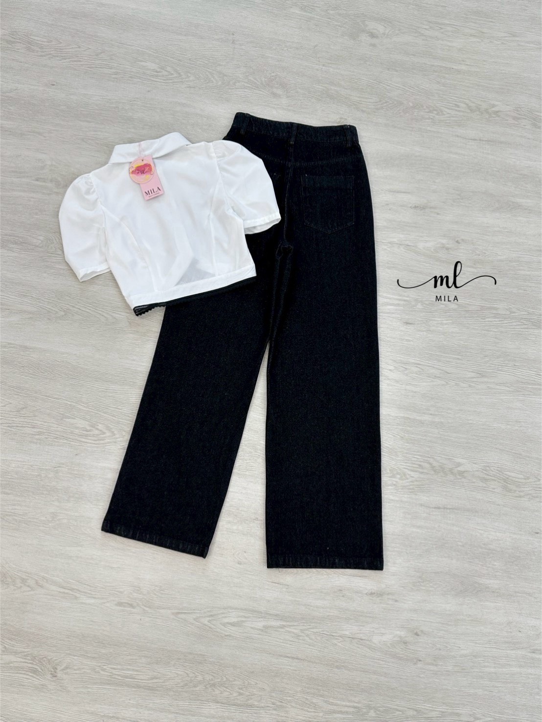 เซ็ตเสื้อครอป + ยีนส์เอวต่ำทรงขากว้าง✨ เซ็ตนี้มาพร้อมเสื้อครอปสีขาวทรงพองแขนสั้น ดีเทลแต่งขอบลูกไม้สีดำเพิ่มความหวานปนเปรี้ยว ตัดกับทรงเอวลอยกำลังดี โชว์เอวสวยๆ แบบไม่โป๊เกินงาม แมทช์กับกางเกงยีนส์เอวต่ำทรงขากว้างที่ช่วยให้ดูขายาว ใส่ง่าย