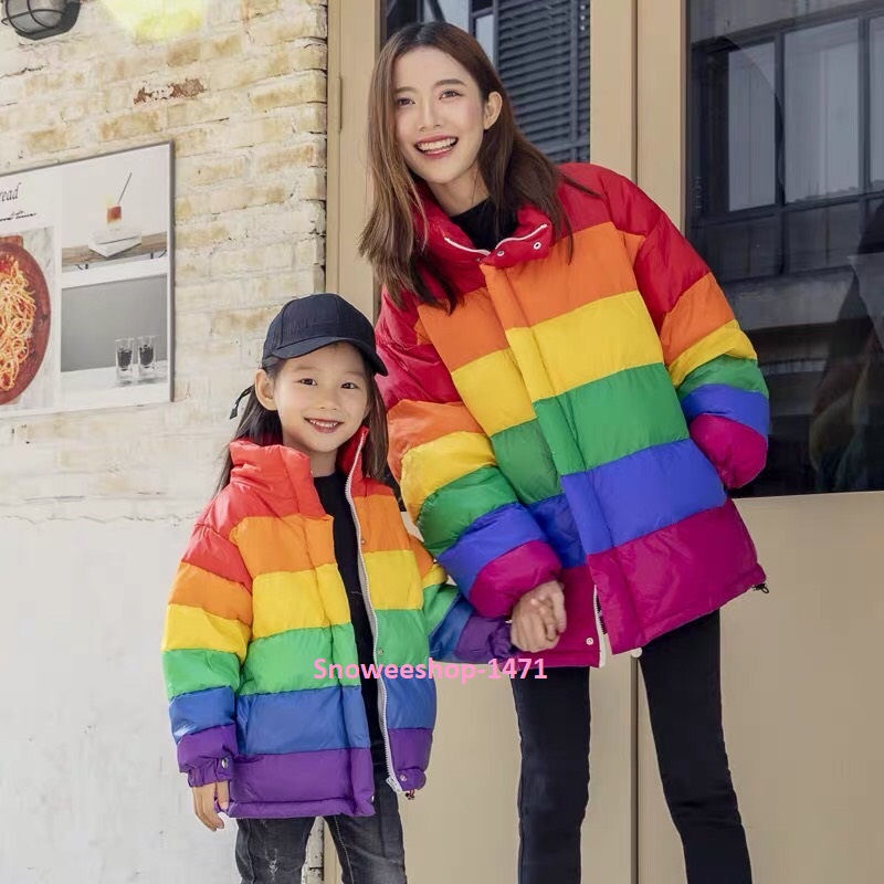 ชุดคู่แม่ลูกเสื้อกันหนาวแม่ลูก เสื้อกันหนาวทรงออนนี่แต่งลอนสีรุ้งปกคอสูงจั้มแขน ซิปและกระดุมสองชั้นใส่กันหนาวลุยหิมะ ผ้าเคลือบสารสะท้อนหยดน้ำ กันลม กันหยดน้ำ กันหนาวติดลบ