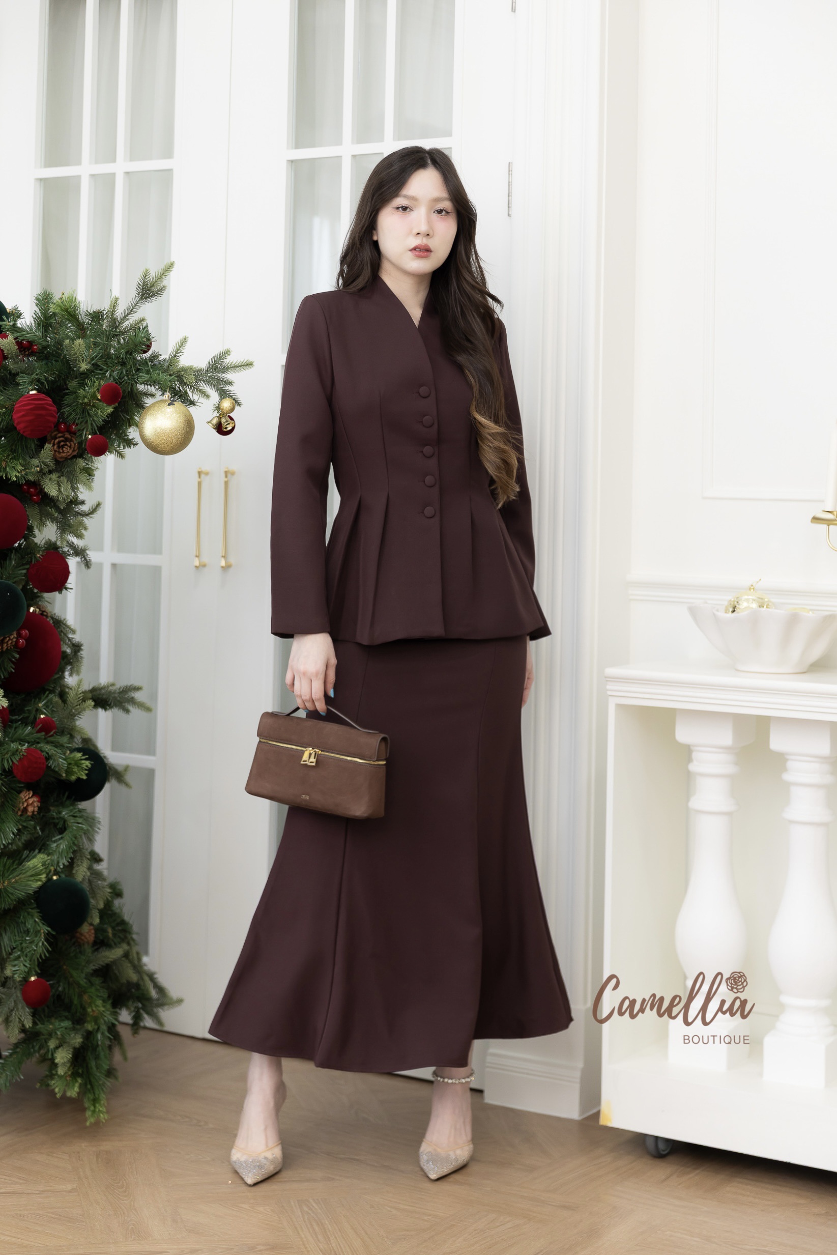 ชุดSet สีแดงที่สวยสง่า เป็นแดงที่สวยแพงมากคะ เสื้อแขนยาวเอวจีบเข้ารูป มาคู่กับกระโปรงเอวสูงทรงหางปลา เอวด้านหลังยืดได้เล็กน้อย