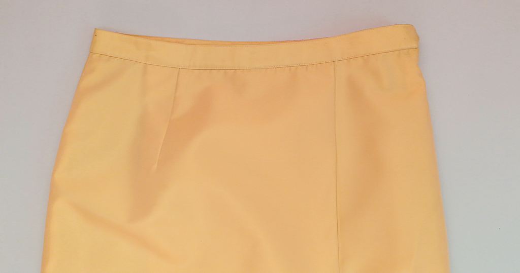 ผ้าถุงไหมสำเร็จรูป (สีครีม) งานตัดเย็บประณีต อัดผ้ากาวตามสีของผ้าถุง เนื้องานดีเกรด A (รอบเอว 32 นิ้ว)