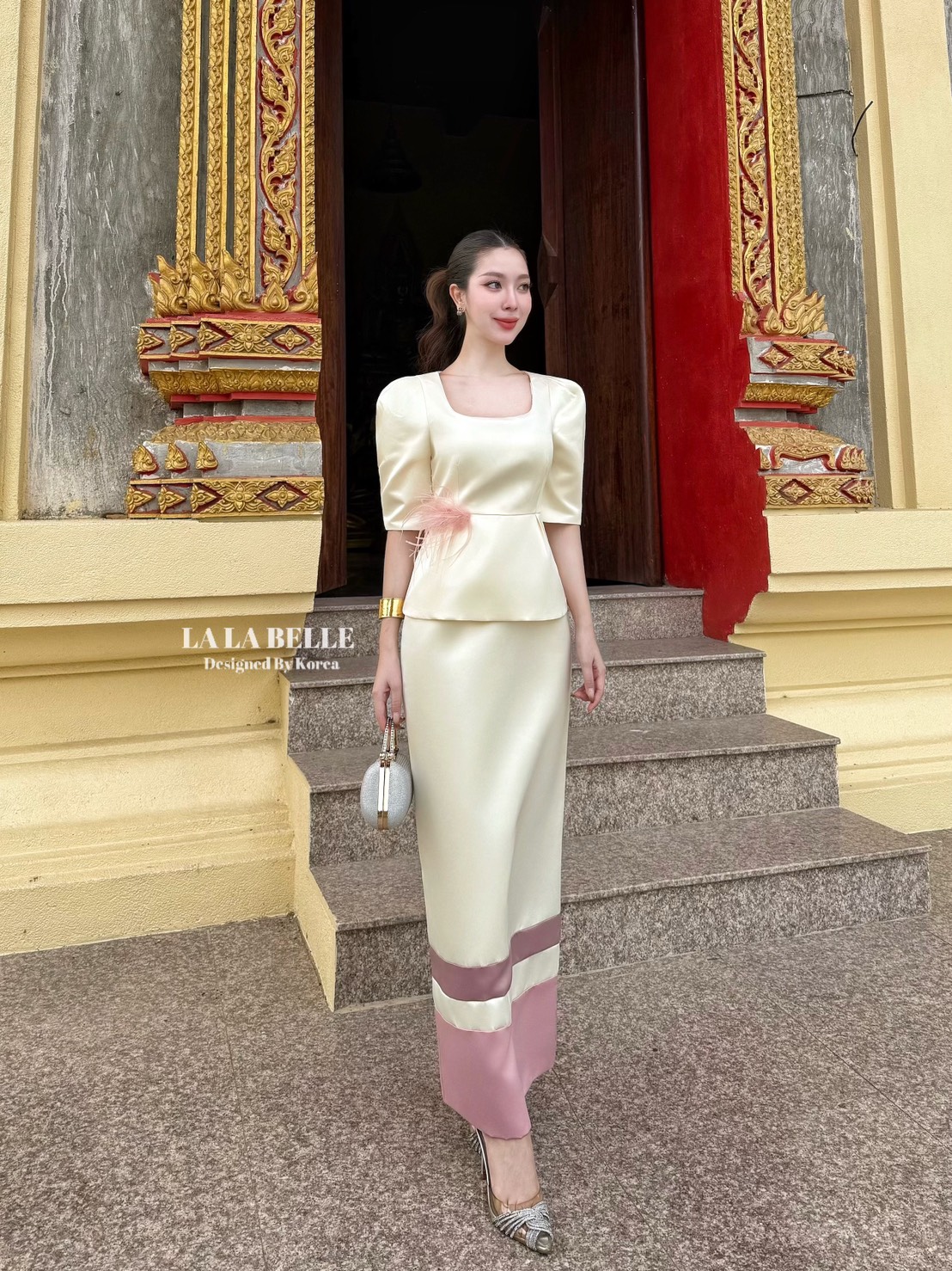 ชุดผ้าไทยใส่เข้าวัดทำบุญเซต2ชิ้นผ้าไหมอิตตาลีมีความเงาๆนิดหน่อยเสื้อคอเหลี่ยมแขนสามส่วนเอวเข้ารูปด้านข้างแต่งขนนกสีชมพูอ่อนๆตัดกับสีชุดครีมชายเสื้อระบายใส่คู่กระโปรงยาวทรงสอบแต่งแถบชายกระโปรงด้านหลังกระโปรงผ้ามีซับในอัดกาวทั้งชุดอยู่ทรงสวยงานคุณภาพเกรดพรี