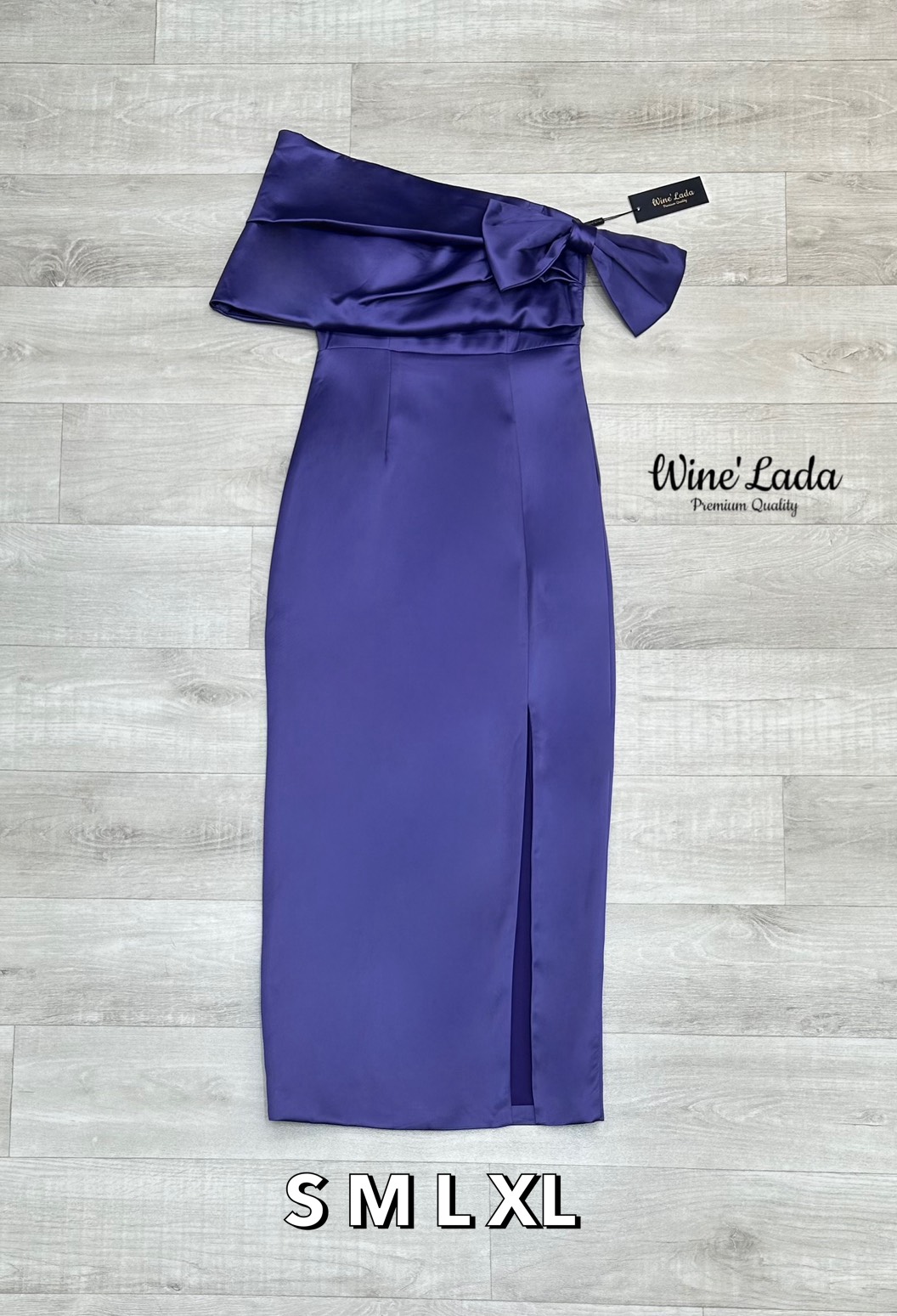 Dress. เดรสเกาะอกปาดไหล่ตัวยาว ด้านหน้าผ่าข้าง สวยดูแพงมากค่ะ เนื้อผ้ามีน้ำหนัก หน้าอกมีฟองน้ำ งานจริงสวยตาแตก แนะนำต้องมี คุ้มที่สุด เนื้อผ้าใส่สบาย เป๊ะและเข้ารูป ใส่แล้วผอมเพียว ซับในทั้งตัว ใครได้ลองแล้วจะหลงรักค่าา รับรองคุ้มเว่อร์ งานสวยมากค่ะ #Wine