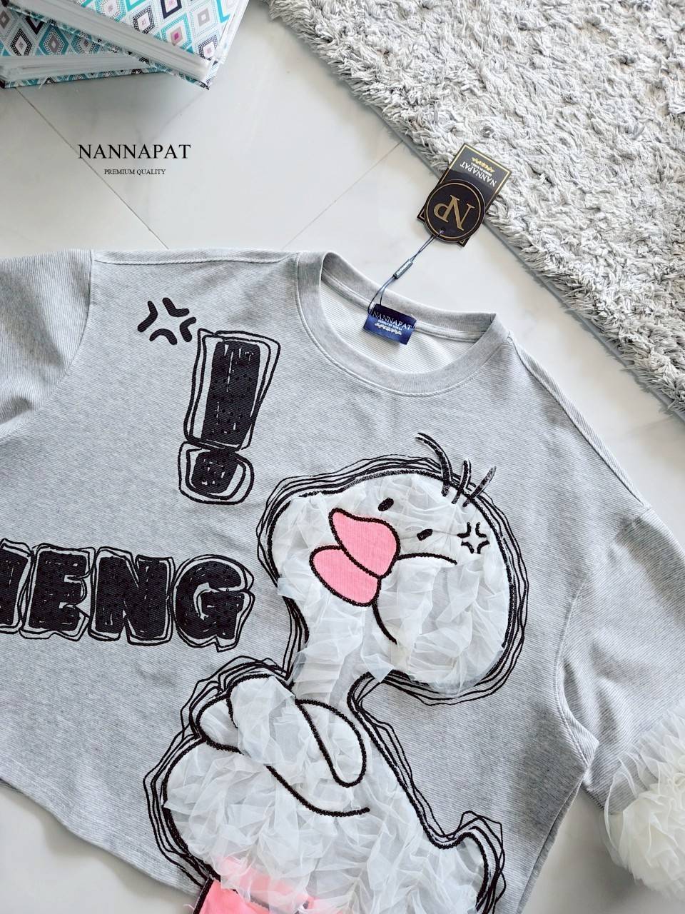 เสื้อ น้องเป็ดน้อยแก้มป่อง งานเสื้อเกรดพรีเมี่ยม ที่กำลังโซฮอตอยู่ตอนนี้นะคะ ดีเทล รายละเอียดอย่างจึ้ง ชอบความแขนใหญ่ แต่งระบายพองๆอย่างสวย ขาน้องเป็ดก็ทำถึงเกิ๊นน เก็บทุกเม็ดทุกรายละเอียด แม็ชได้ทั้งกระโปรง กางเกงเลยคะ น่ารักแบบมีเทสจริงๆ