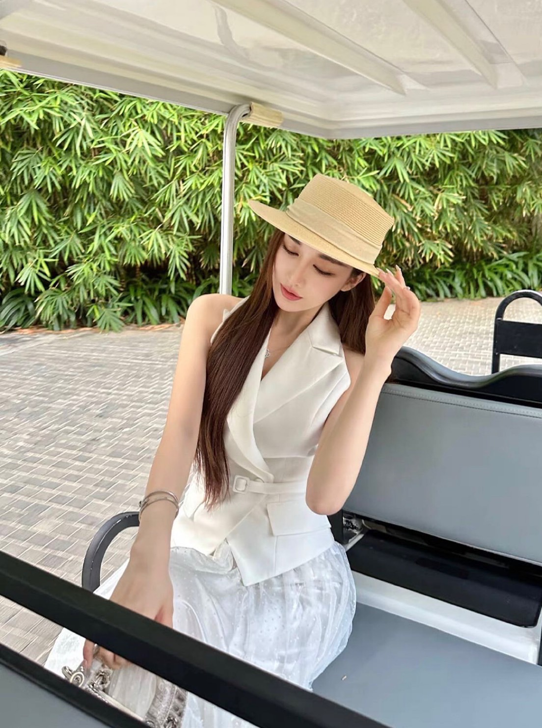เซ็ตเสื้อคล้องคอแขนกุดสีขาว มาคู่กับกระโปรงบานซีทรูสีขาว มาพร้อมเข็มขัดเข้าเซ็ตใส่ฟินนาเล่มากๆค่าชุดนี้ ไม่มีผิดหวังแน่นอน ใส่vacayถ่ายรูปกับแก๊งค์เพื่อนๆไม่มีผิดหวังเลยค่า ห้ามพลาดเลยน้าตัวนี้ !