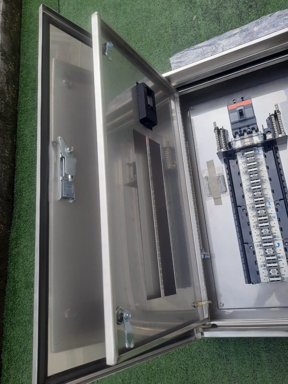 LOAD CENTER 100A ตู้สแตนเลส 304 มีหลังคาสโลป W450xH800xD152mm. (42ช่อง)