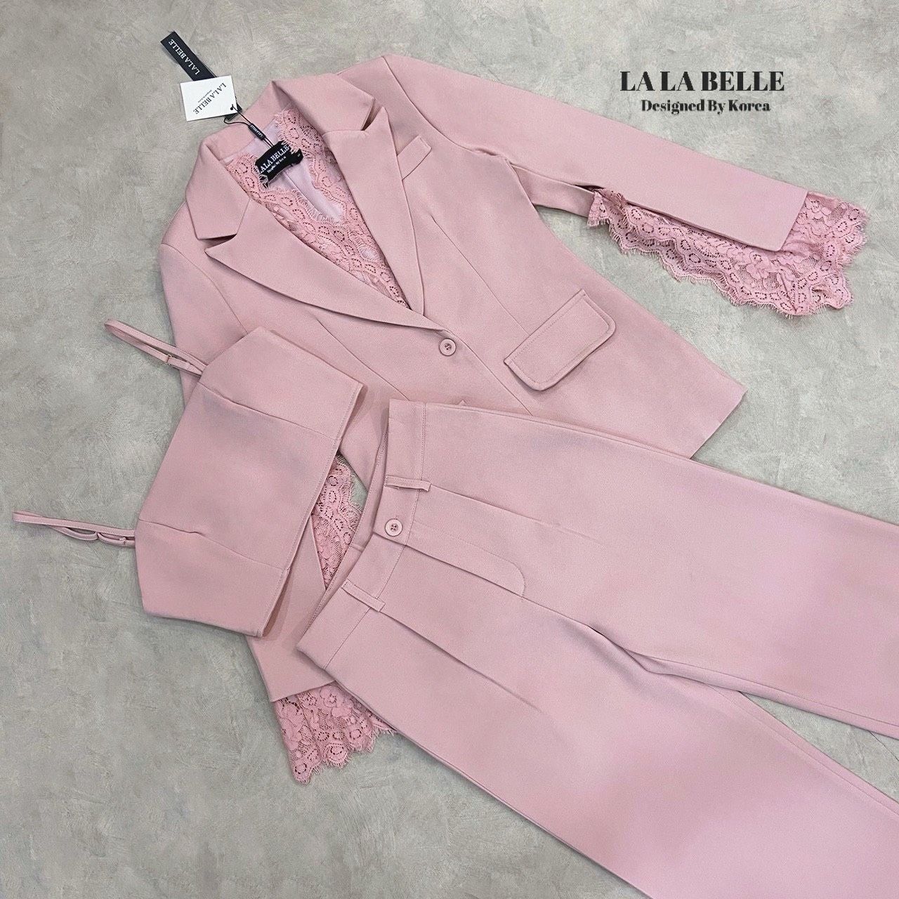 เซต3ชิ้นผ้าสูทอัดกาวอย่างดีผ้าดีทรงสวยเสื้อครอปสายเดี่ยวเสริมฟองน้ำปรับสายได้ใส่คู่กางเกงขายาวเอวสูงมีกระเป๋ากางเกง2ข้างมีซับในอัดกาวอย่างดีมาพร้อมเสื้อสูทคอปกแขนยาวผ่าแขนแต่งลูกไม้ช่วงขอบคอและขอบแขนมีซับในอัดกาวอย่างดีงานคุณภาพ