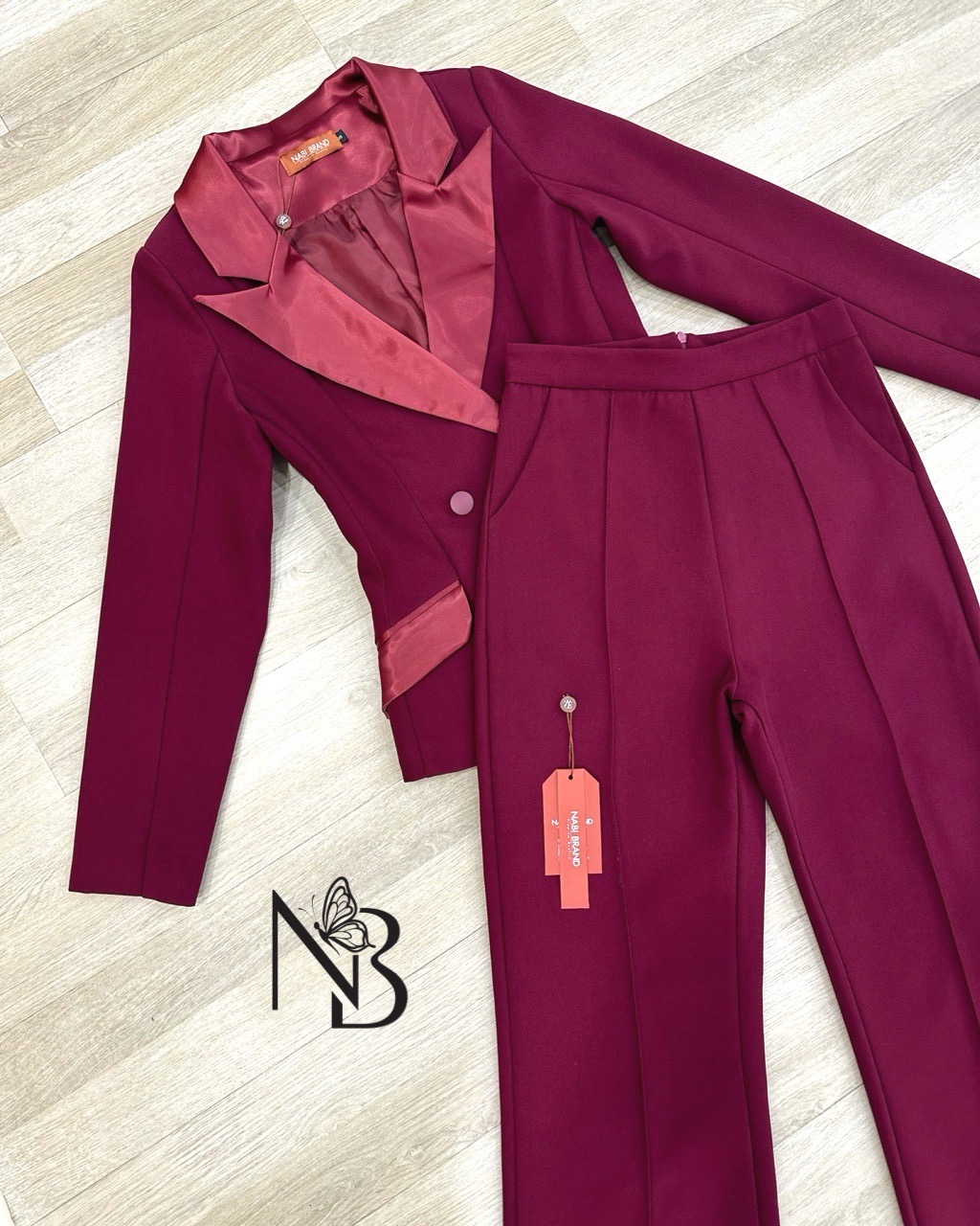 Label :: #NABIBRAND Code :: B-0001 Detail :: Set สูท2ชิ้น เสื้อแขนยาว+กางเกงขายาว ดีเทลเรียบหรู เสื้อคอปกเงาๆ ทำให้ดูแพง กระดุมสองเม็ด มีกระเป๋าสองข้างใช้งานได้จริง กางเกงเอวสูงนิดนึงกระบอกเล็ก