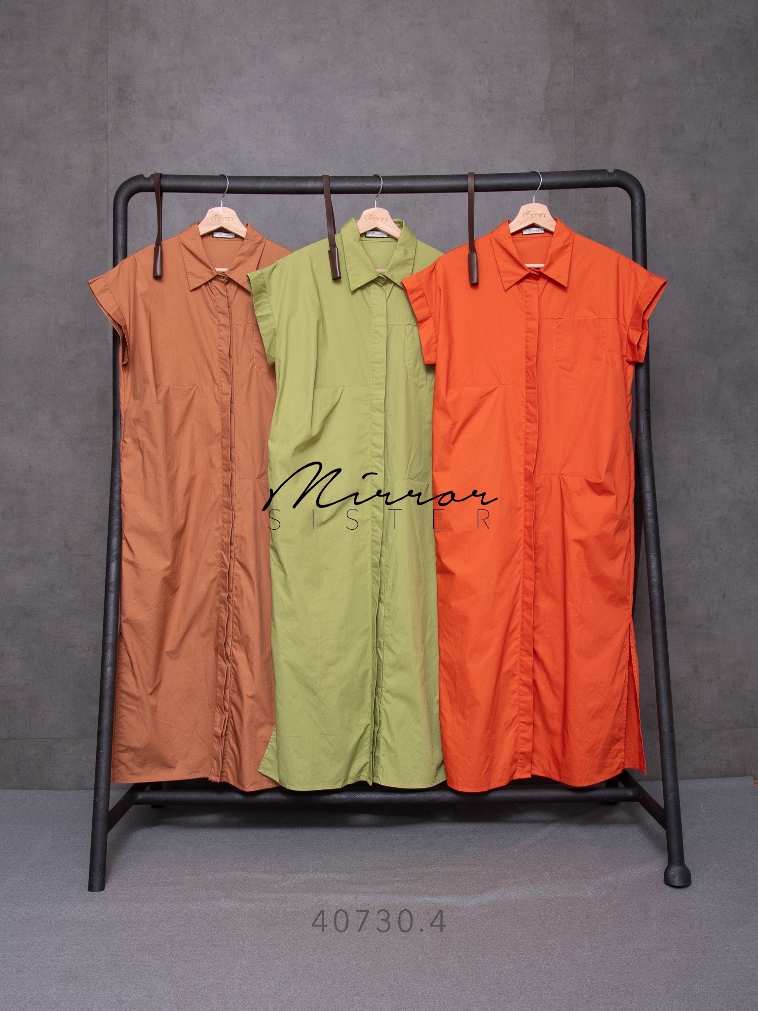 MiRRoRSiSTER's MiYa SHiRT DReSS•• เดรสเชิ้ตแขนสั้น เบสิคสไตล์แต่เก๋ที่ดีเทลการจับขยุ้มด้านหน้า แต่งสาบติดกระดุมซ่อน มีกระเป๋าล้วงได้2ข้างลำตัว มาพร้อมเข็มขัดดีไซนเรียบเก๋ จะใส่แบบคาดหรือไม่คาดเข็มขัดก็ดูดี ใส่ง่ายใส่ได้บ่อยทุกโอกาส