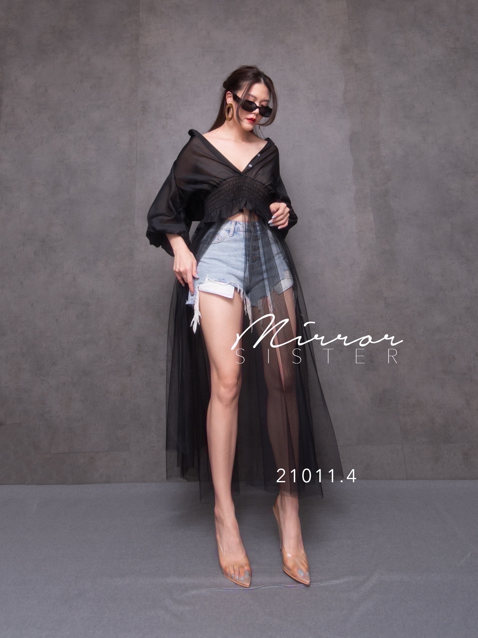 MiRRoRSiSTER's MaRGieLá GRaND SHiRT•• เสื้อเชิ้ตแขนพอง ตัวยาววววว... ดีเทลน่ารักเว่อร์วัง ช่วงบนเป็นแพทเทรินเสื้อเชิ้ตแขนfluffyน่ารัก มีกระดุมเปิดปิดได้ถึงช่วงอก เข้ารูปที่ช่วงเอวสม็อคจับย่นระบาย ต่อช่วงล่างชายมุ้งทรงบานนน ใส่แล้วน่ารัก เก๋ตะโกน ใครใ