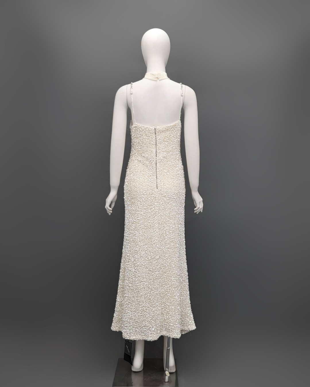 เดรสเสื้อสายเดี่ยว กระโปรงยาวทางเอ ☑️ชุดทำจากผ้ายืดปักเลื่อม ยืดหยุ่น สายทำจากโซ่ประดับมุก ☑️มีซิปซ่อนและซับในอย่างดี