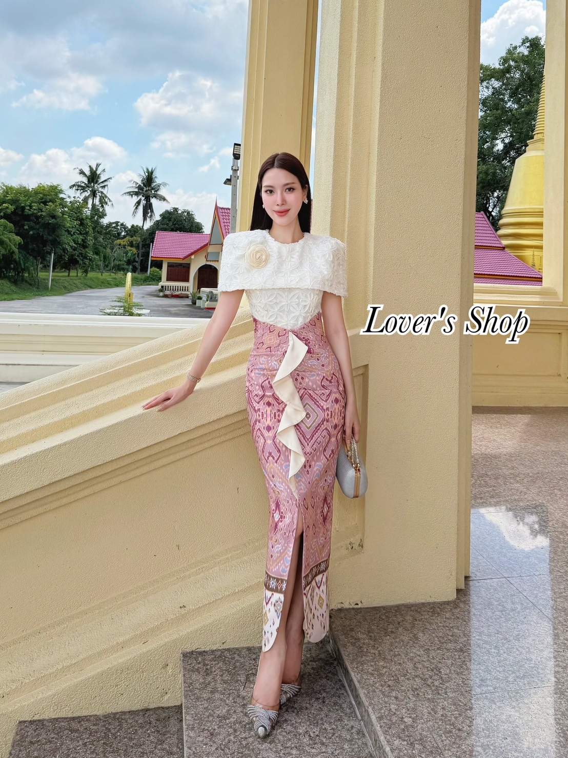 Teg : Lover’s Shop Detail : แม่หญิงไทยสุดๆค่าา สวยหวานละมุนลงตัวสุดๆ ไม่ต้องไปจับแม็ทเองค้า สวยยกเซ็ท ดีเทลตัวเสื้อเป็นทรงคลุมไหล่ ทรงเข้ารูปพอดีตัว ช่วงปกด้านหลังผ่าออก สามารถยกมือใช้งานได้สะดวกค่ะ ตัวเสื้อมีซับในอย่างดีค่ะ ใช้ผ้าลูกไม้เนื้อนุ่มไม่คันนะค