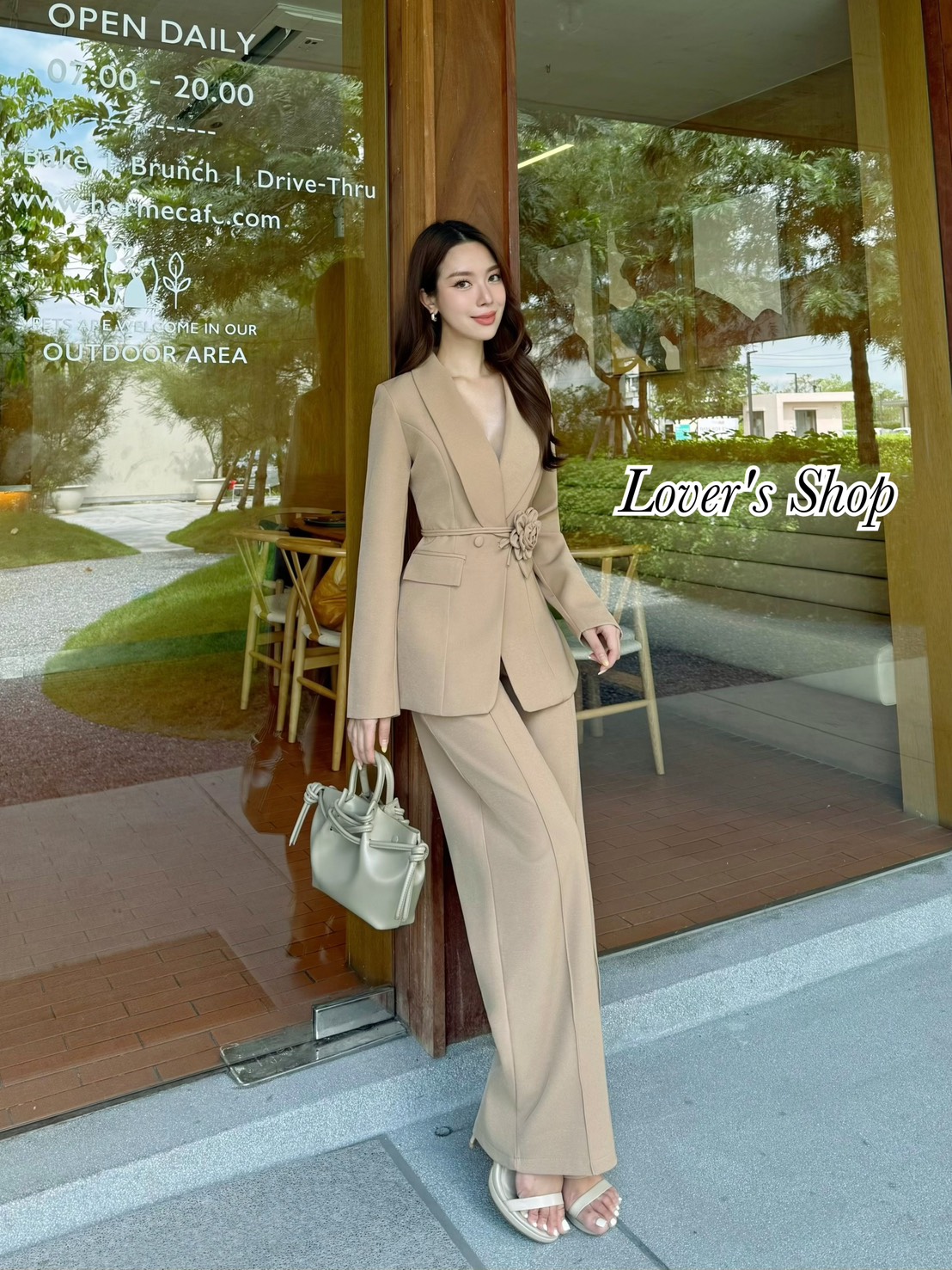 Teg : Lover’s Shop Detail : Set 3ชิ้น เสื้อสูท+กางเกงขายาว ลุคCEO เรียบหรูดูผู้ดี ได้สายคาดเอวดอกไม้ด้วยนะคะ ดีเทลเสื้อสูทกระดุมหน้า กระเป๋นเสื้อใช้งานได้ แม็ทกับกางเกงขายาว ทรงเอวสูง ซิบหลัง ทรงขากระบอกกลาง กางเกงมีกระเป๋าข้าง