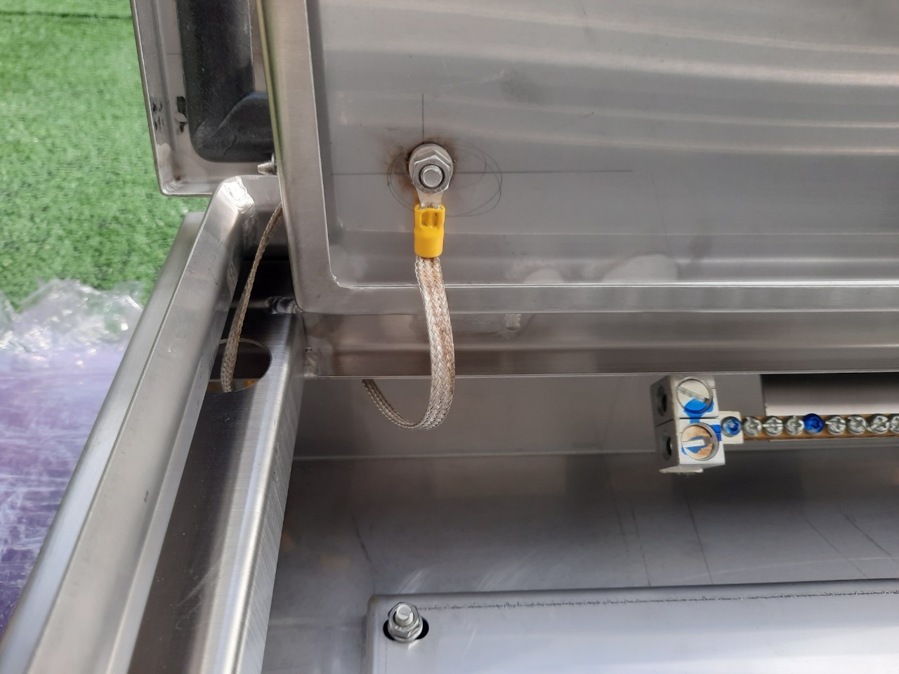 Main LUG 100A ตู้สแตนเลส 304 มีหลังคาสโลป W450xH650xD152mm. (36ช่อง)