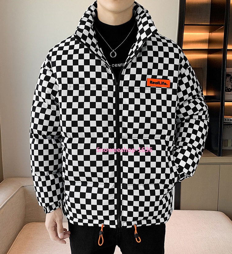 เสื้อกันหนาวใส่อุณหภูมิติดลบสำหรับผู้ชาย ลายสี่เหลี่ยม สีขาวดำ และสีเขียวขาว เสื้อขนเป็ดสังเคราะห์ทรงโอเวอร์ไซส์แต่งปกคอสูง ชายเสื้อมีสายปรับป้องกันความหนาวได้ดี กันลม กันหิมะ มีถึง 5XL