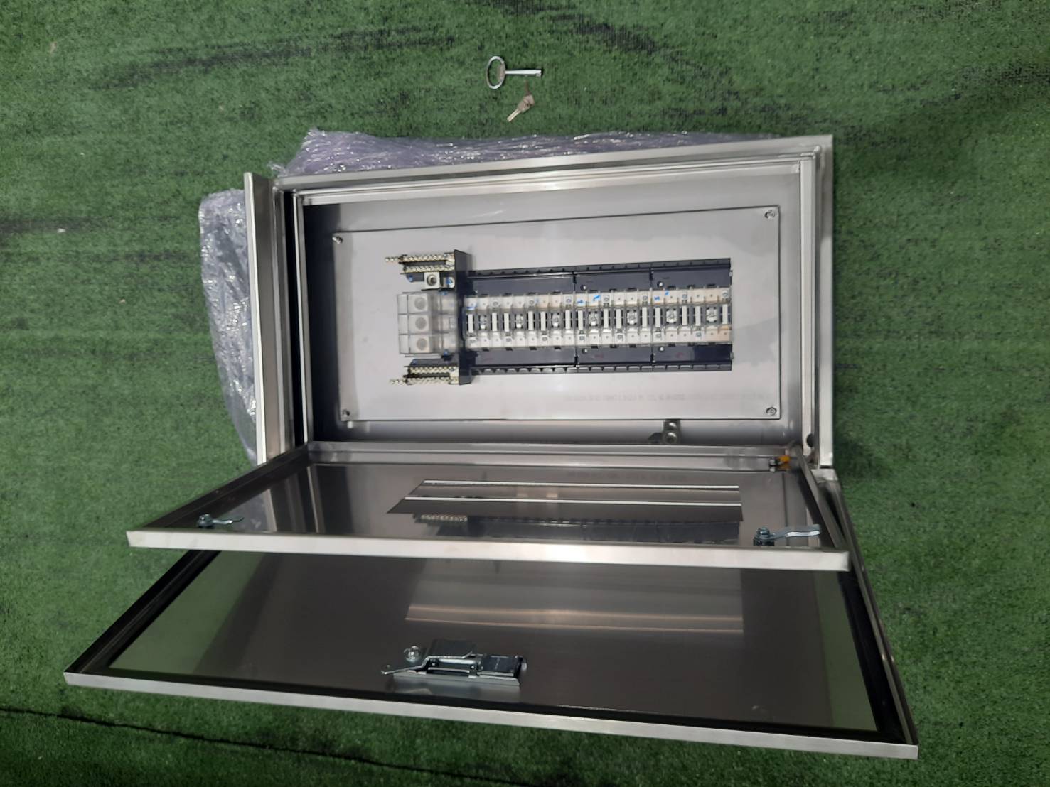 Main LUG 250A ตู้สแตนเลส 304 มีหลังคาสโลป W450xH800xD152mm. (42ช่อง)