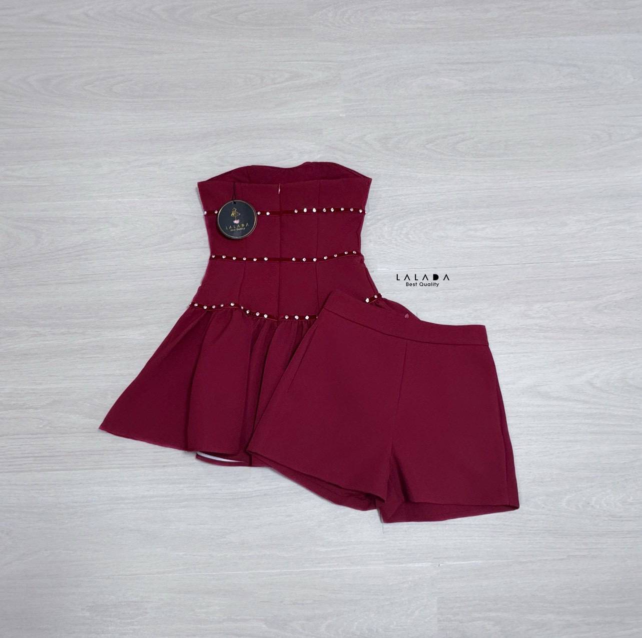 set 2 ชิ้นนะคะ เกาะอกสุดคิ้วแต่งอะไหล่เพชรรอบตัว เสริมฟองน้ำเพิ่มความมั่นใจให้สาวๆ + แต่งโบว์ สวยหรูสวยแพง + กางเกงขาสั้นสวย มีกระเป๋า 1 ข้างใช้งานได้จริงค่ะ เป๊ะปัง การันตีงานคุณภาพ ตัดเย็บปราณีต