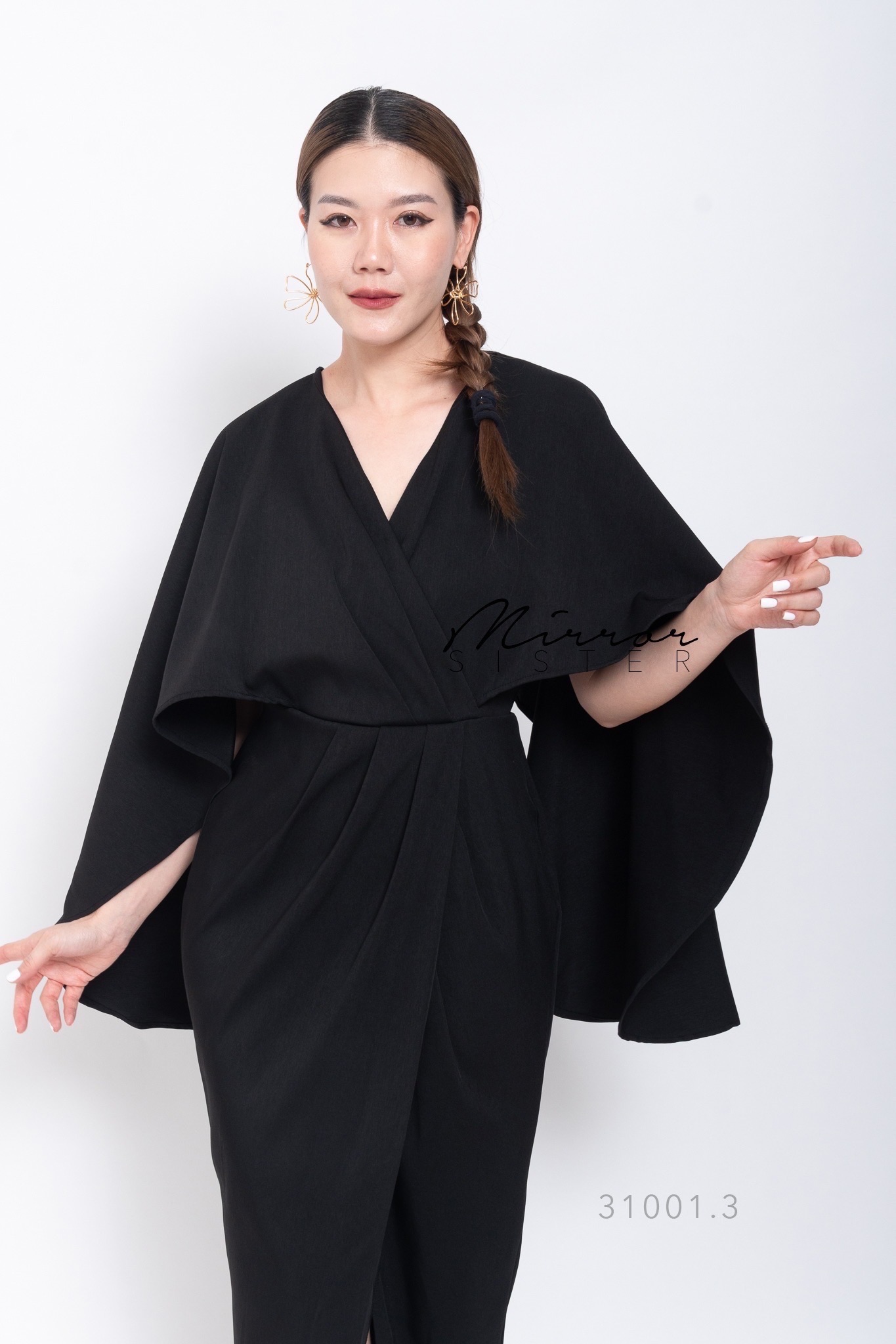 MiRRoRSiSTER's M.CLaSSy DReSS•• เดรสทรงสวยอลัง หรูหรา..!! ช่วงบนเป็นทรงค้างค้างปล่อยๆ คอวีอกไขว้ ช่วงล่างเป็นกระโปรงทรงสวยมาก จับdrapผ่าแหวกด้านหน้า เนื้อผ้าดีมาก ใครใส่ก็โดนเด่น สวยตะโกนทุกงาน