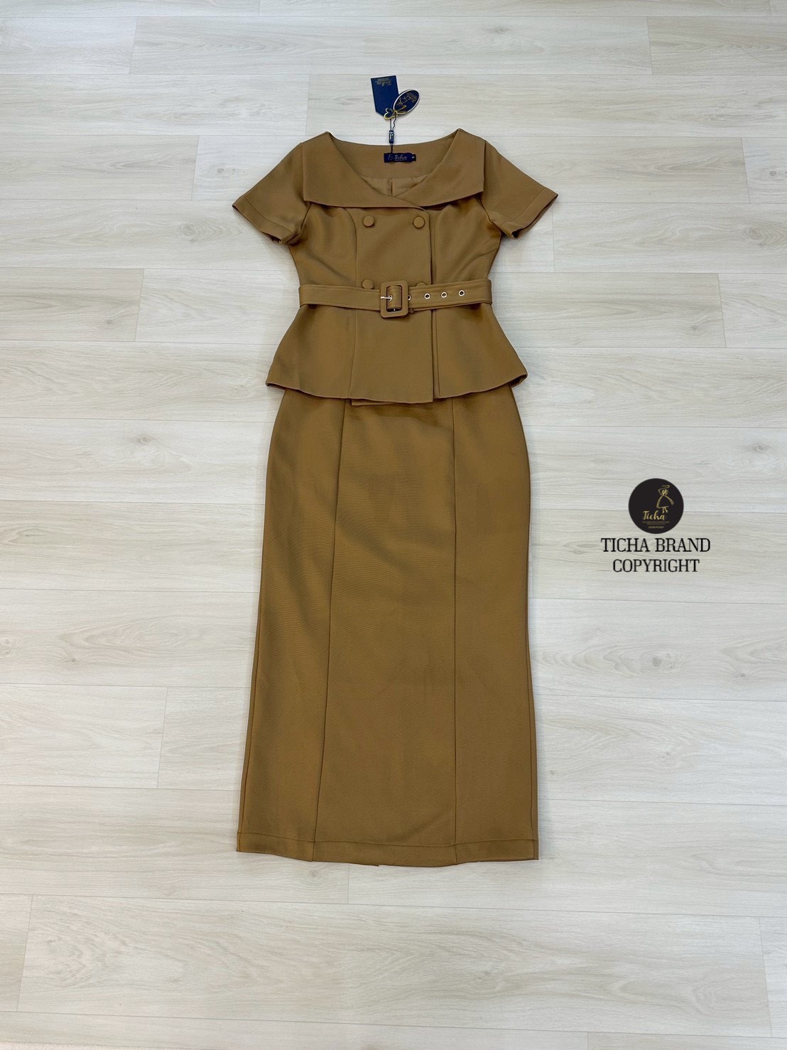 Set 2 ชิ้น เสื้อเบเซอร์แขนสั้น กระดุมคู่หน้า ดีเทลแต่งปกหน้า ใส่แมทซ์กับกระโปรงทรงสอบ แต่งผ่าหลังยาว มีชับใน ซิปหลังช่อนอย่างดี มาพร้อมเข้มกลัดผ้าสีเดียวกับชุด ใส่แมทซ์กันสวย ลัคชู สุดๆ ลุคCOD ห้ามพลาดนะคะ