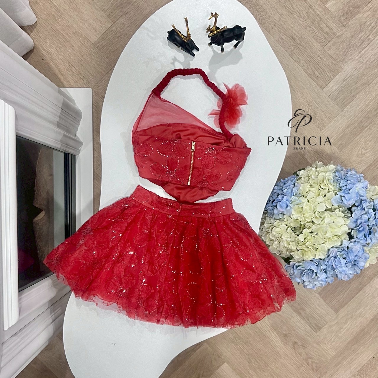 Set 2ชิ้น เสื้อ+กระโปรง🔥 เซ็ทนี้ตัวเสื้อเป็นทรงเกาะอกเข้ารูป ด้านบนจะมีสายถักติดดอกไม้เก๋ๆไว้สำหรับคล้องคอ ใช้ผ้าซีทรูสีแดงและมีซับในด้านในมีฟองน้ำอย่างดี เป็นงานซิปหลัง✨✨ มาคู่กันกับกระโปรงสีแดง ใช้ผ้าลูกไม้เนื้อดี นิ่ม ไม่คัน แลัมี