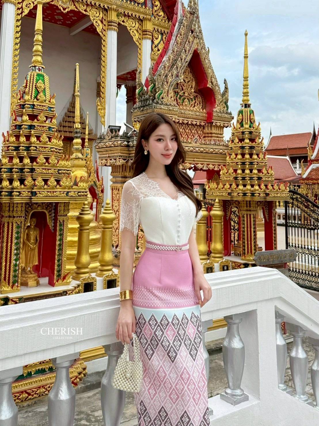สุด Hot เซ็ทชุดไทย 3 ชิ้น ตัวเสื้อลูกไม้ซีทรูด้านบน พร้อมซับใน เกาะอกด้านในตกแต่งกระดุมพร้อมผ้าถุงสำเร็จพิมพ์ลายไทยสุดเก๋เนื้อผ้าอย่างดี มาพร้อมเข็มขัดมุกสุดหรู จะใส่เข้าพิธีสำคัญ งานบุญ งานมงคลสมรส จะไปงานไหนรับรองเด่นสุดๆเลยค่า💕