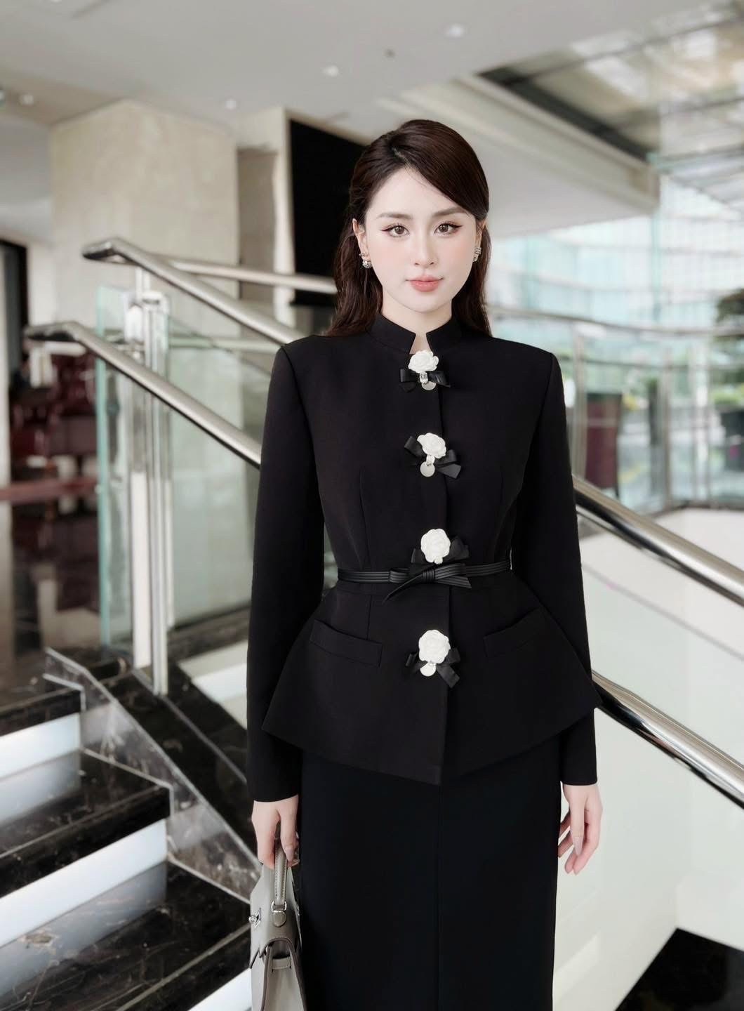 ชุด Set2ชิ้น เสื้อแขนยาวสีดำทั้งชุด คอจีน ดีเทลแต่งกระดุมเม็ดใหญ่ด้านหน้า และแต่งปกกระเป๋า มาพร้อมเข็มกลัดดอกไม้สีขาว และสายเข็มขัดหนังสีดำ (ช่วงไหล่เสริมฟองน้ำ)