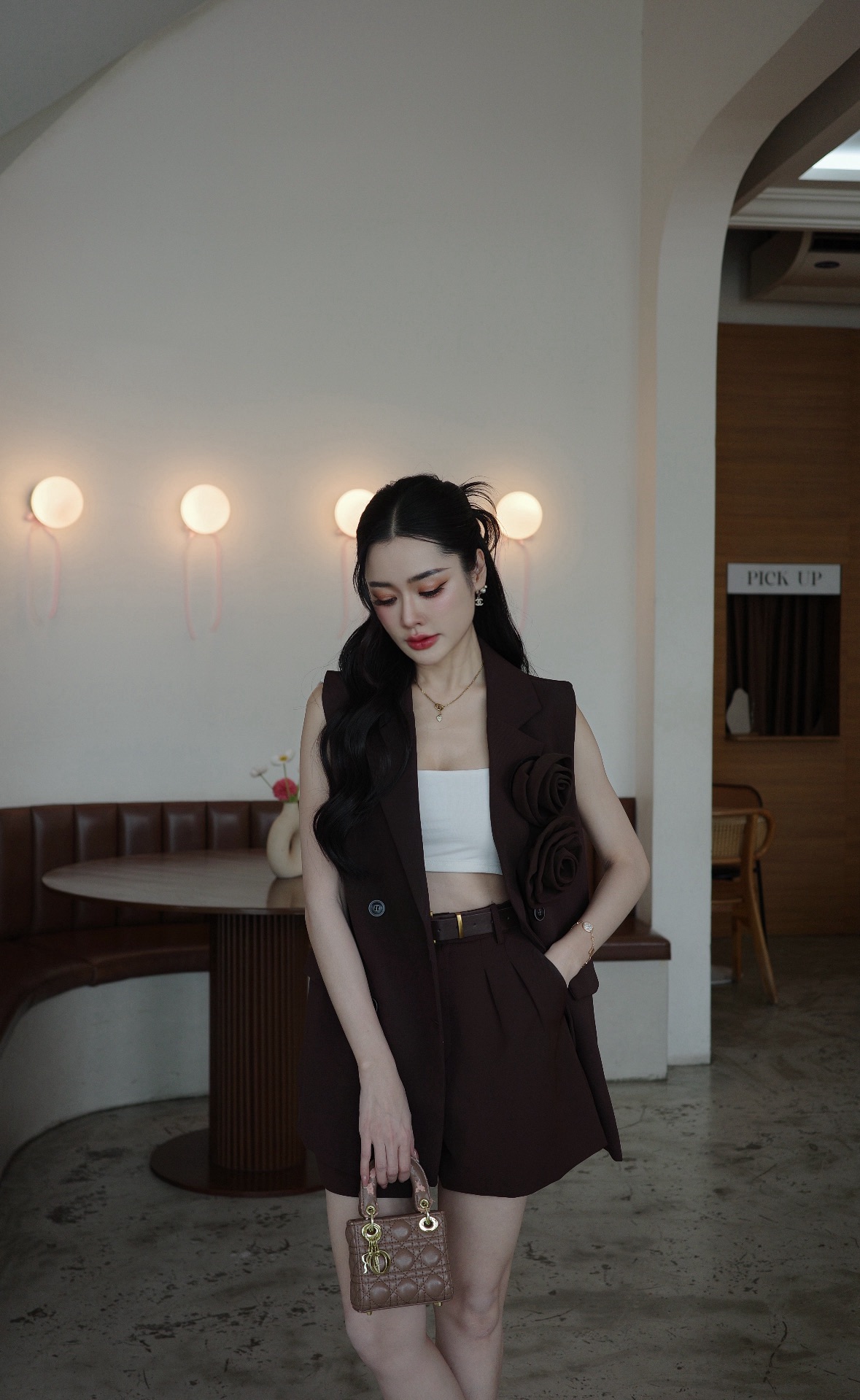 Set3ชิ้นเสื้อเบเซอร์+กางเกง+เข็มขัด เสื้อเบเซอร์แขนกุดคอวีสีน้ำตาลกระดุมด้านหน้าใช้งานได้จริงมาคู่กับกางเกงทรงเอวสูง+เข็มขัด ดอกกุหลาบสองดอกเป็นเข็มกลัดสามมารถถอดออกได้