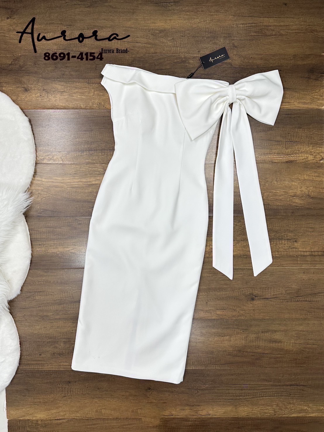 Label :: AURORA by RAMI-PAPHA เดรสเปิดไหล่โทนสีขาว สวยดูดีมีสไตล์ ด้านข้างซ้ายมือแต่งคล้ายโบว์ สวยงดงามคร่าาา งานผ้าดี๊ดี ผ้าดีมากๆ อกเสริมฟองน้ำเพื่อทรงสวย มีซับใน มีซิปหลัง