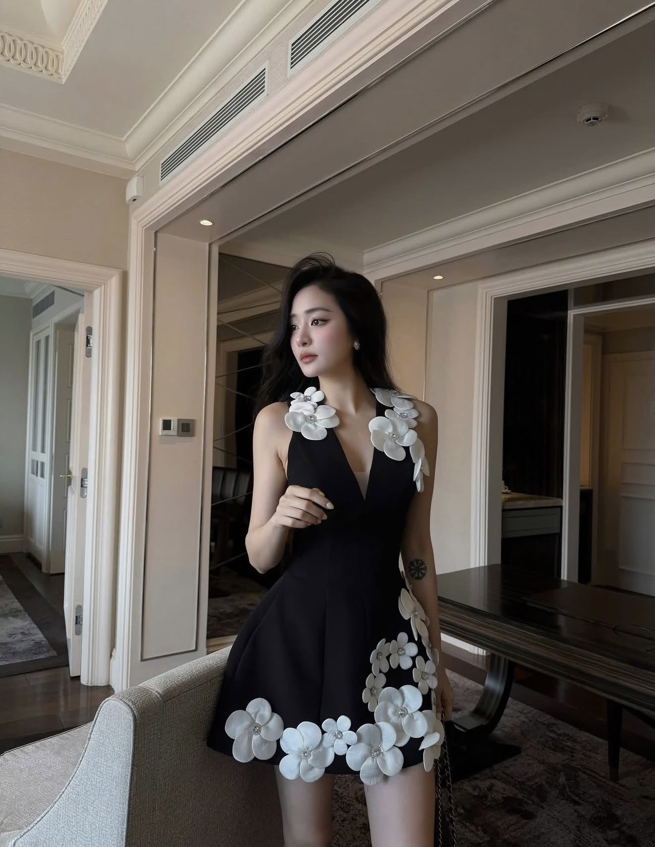 เดรสสีดำแขนกุดคอวีแต่งดีเทลด้วยดอกไม้เพชรสีขาวดอกเล็กใหญ่สลับกันที่บ่ากระโปรงสวยหรูมาก ช่วงอกมีฟองน้ำเสริมทรงดีเทลชุดเข้ารูปช่วงปลายบานเล็กน้อยงานผ้าดีมีซับและซิปด้านหลัง