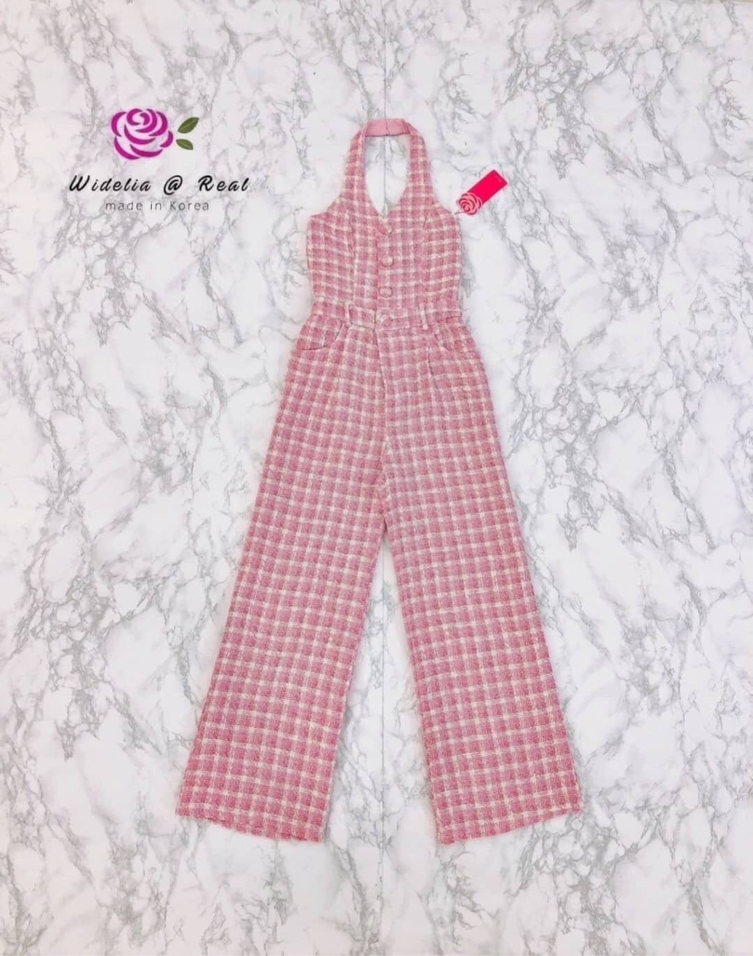 Jumpsuit :: จั้มสูทคล้องคอตัวยาวสวยทรงดี เนื้อผ้าทอทวิตสีสวยหวานงานเกรดพรีเมี่ยม รุ่นนี้งานสวยมาก ด้านหน้าแต่งกระดุมเรียงเม็ดสวยเอวเข้ารูปเป็นขอบเอวเก๋แต่งซิป ท่อนล่างกางเกงขายาวทรงกระบอกสวย ทรงเป๊ะ คัตติ้งเนี๊ยบมาก รับรองใส่ออกมาไม่ผิดหวังการันตีให้เลย