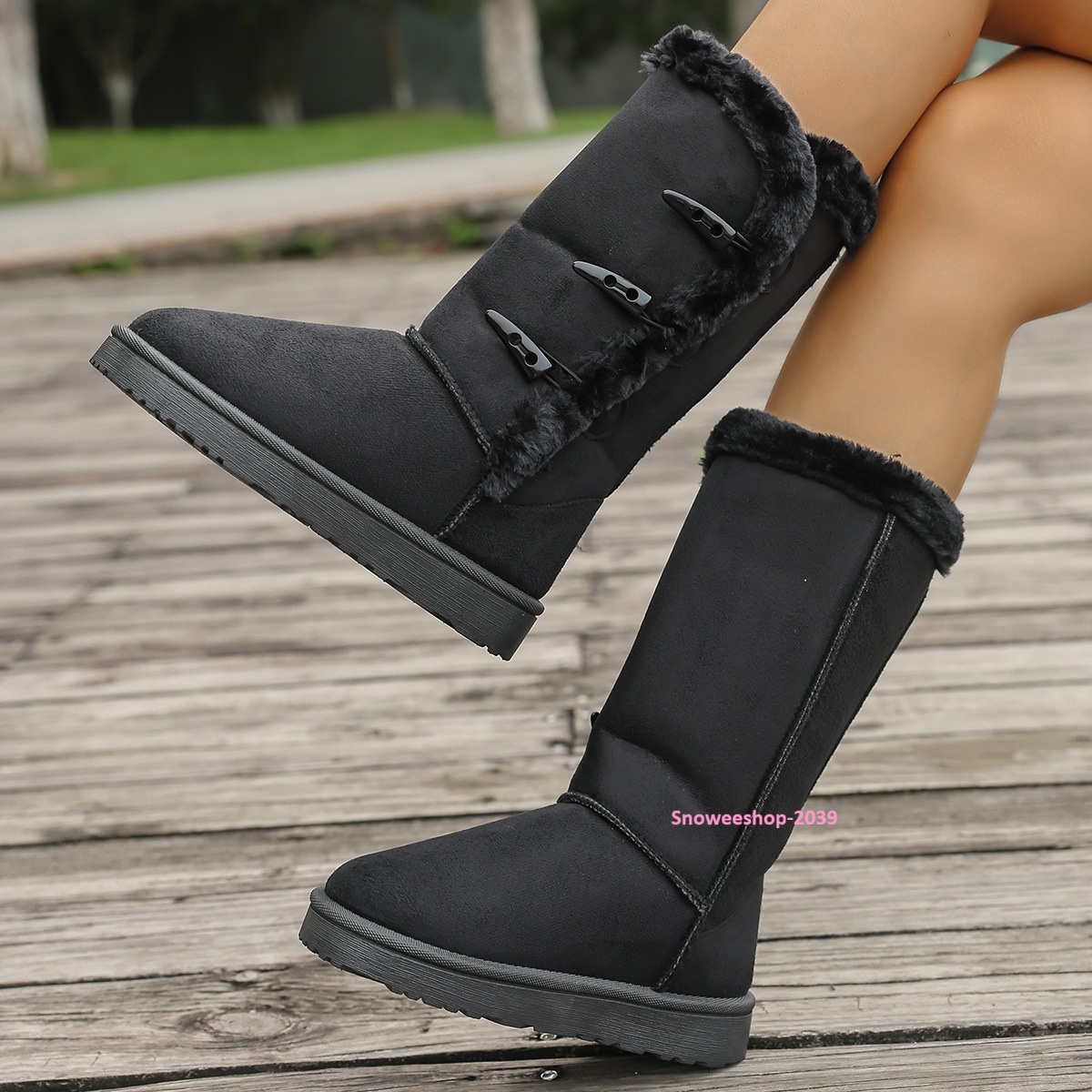 บูทยาวบุข้างในกำมะหยี่นุ่ม อบอุ่นสบายทุกย่างก้าว พื้นหนานุ่ม + กันลื่น มั่นใจทุกเส้นทาง หนังนิ่ม ใส่แมทช์ได้หลายลุค ไม่ว่าจะสตรีทชิค หรือเอลิแกนซ์ มีให้เลือกถึง 3 สีสุดคลาสสิค ครบทั้งแฟชั่นและฟังก์ชันในคู่เดียว